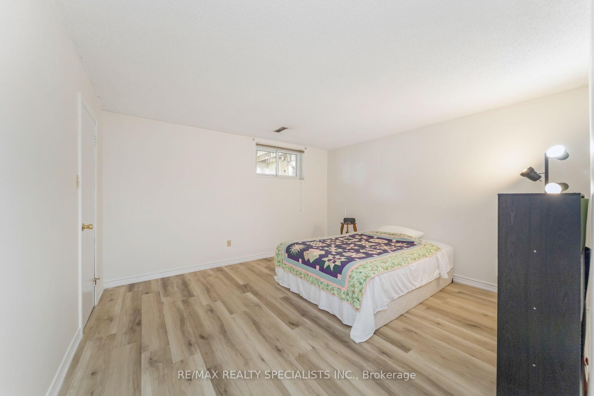 Photo 38 of 65 Bronte Crescent, Barrie, Letitia Heights — HOMEH