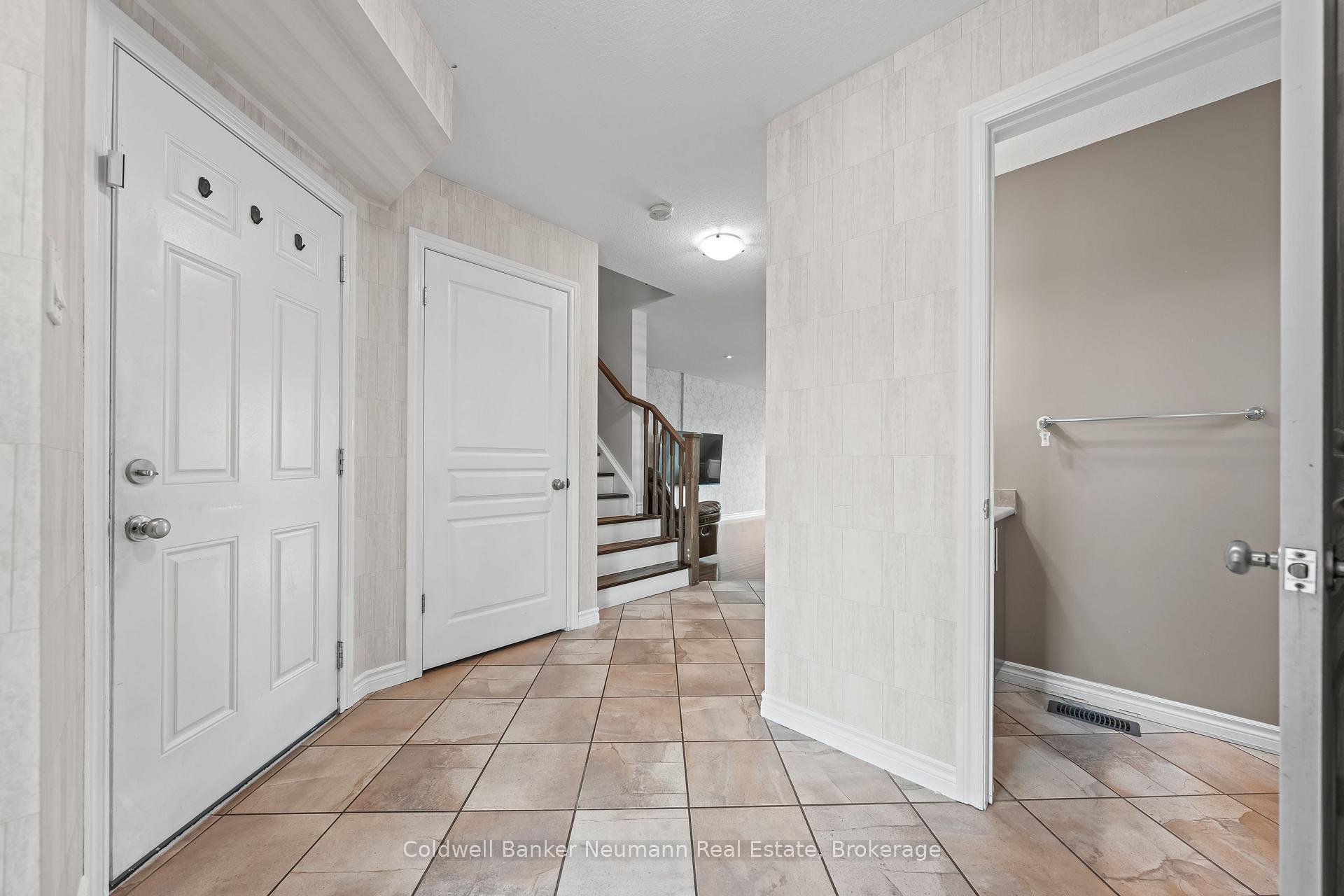 Photo 5 of 40 Laughland Lane, Guelph, Pineridge/Westminster Woods — HOMEH