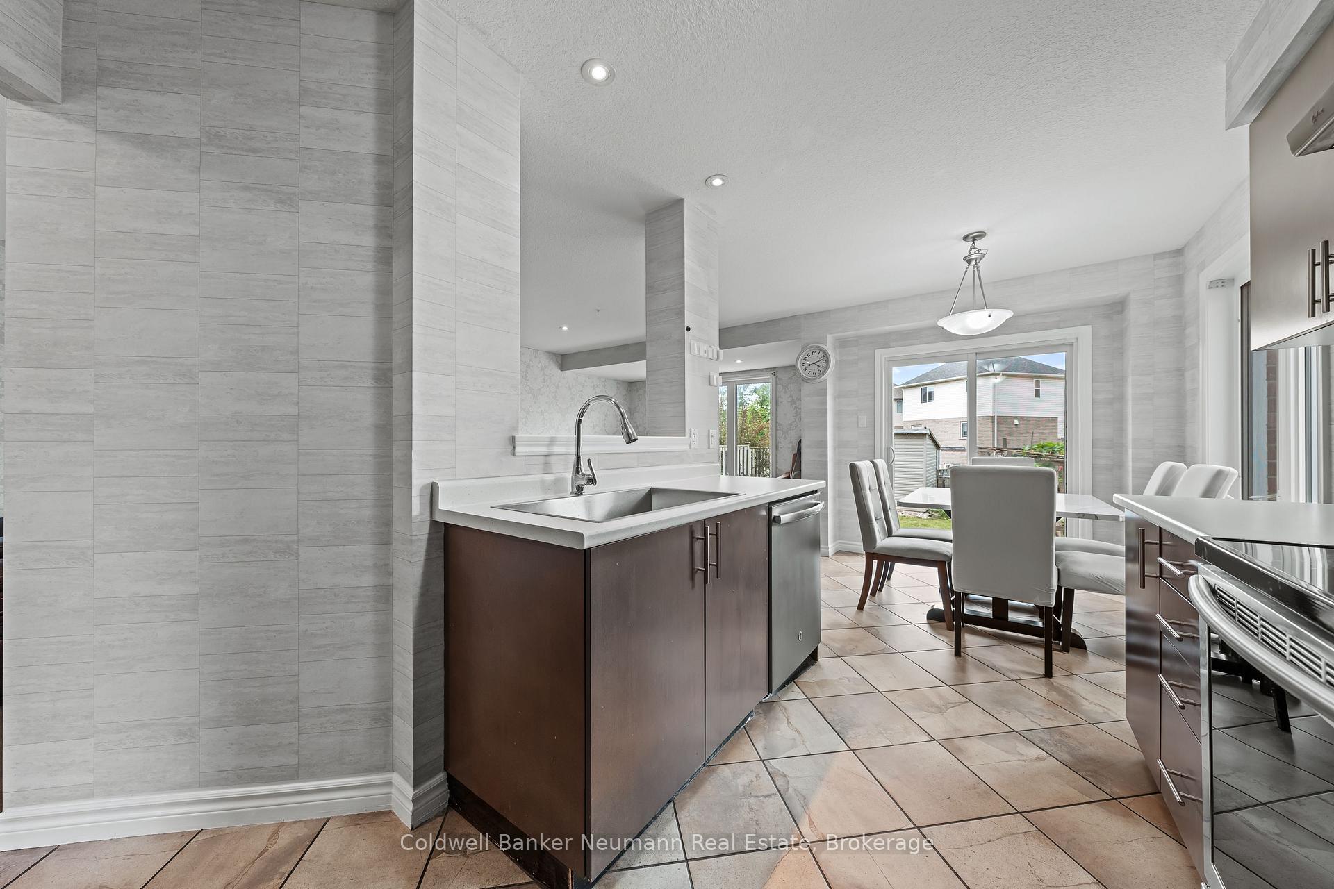 Photo 15 of 40 Laughland Lane, Guelph, Pineridge/Westminster Woods — HOMEH