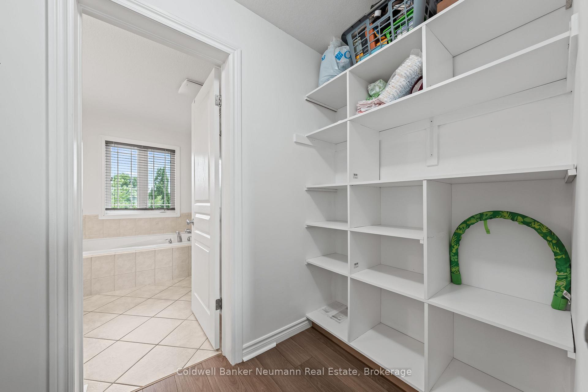 Photo 20 of 40 Laughland Lane, Guelph, Pineridge/Westminster Woods — HOMEH