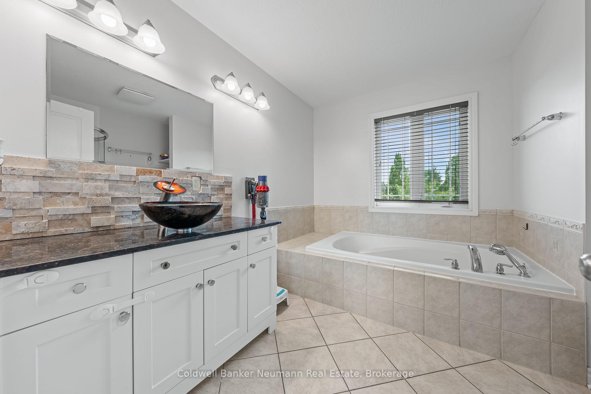 Photo 21 of 40 Laughland Lane, Guelph, Pineridge/Westminster Woods — HOMEH