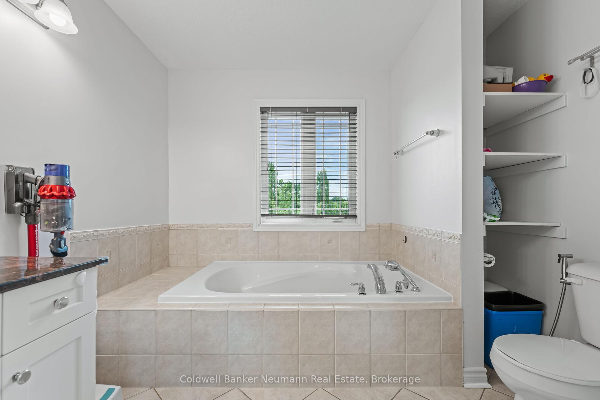 Photo 22 of 40 Laughland Lane, Guelph, Pineridge/Westminster Woods — HOMEH