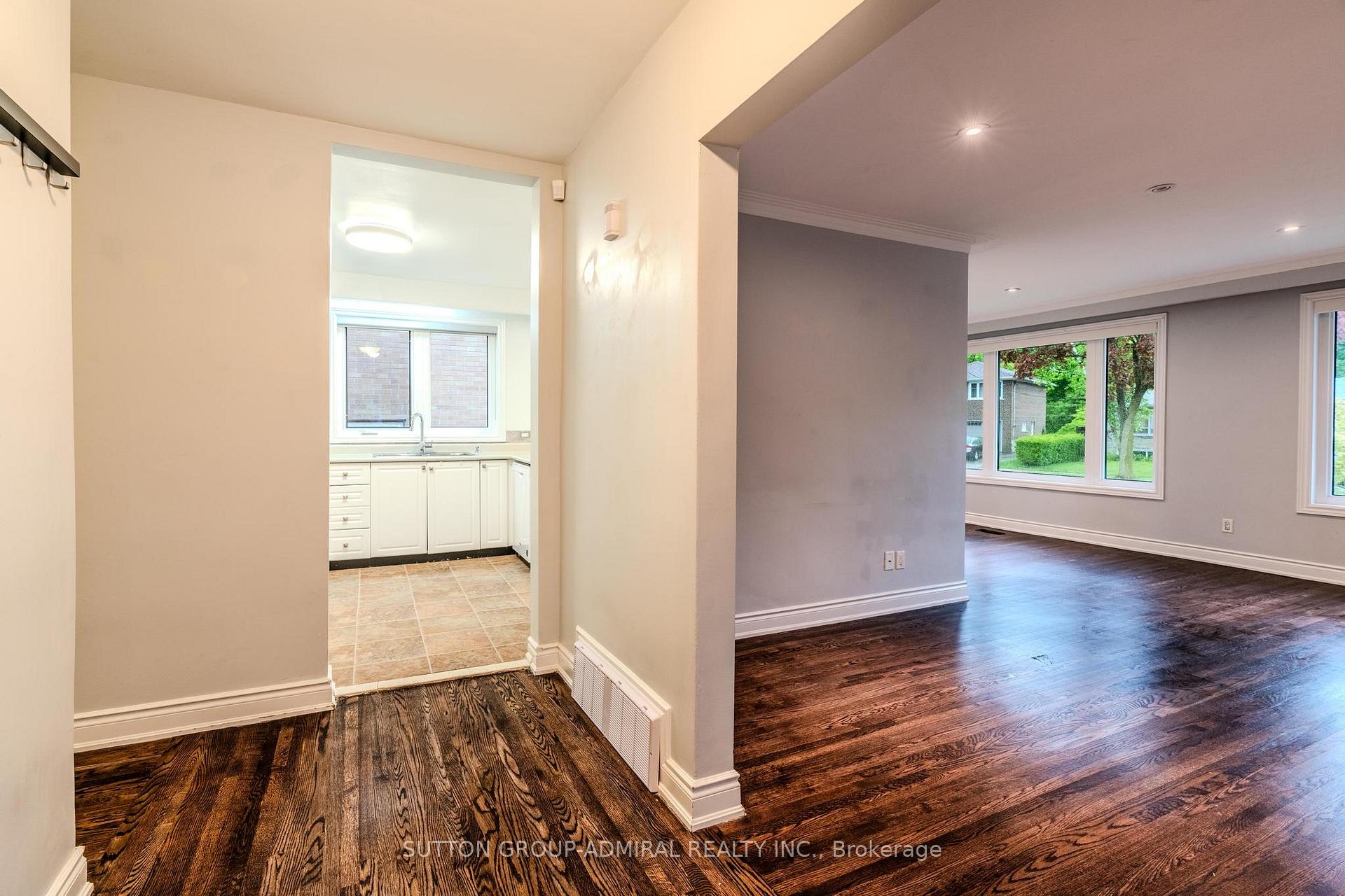 Photo 3 of 14 Fabian Place, Etobicoke, Humber Heights — HOMEH