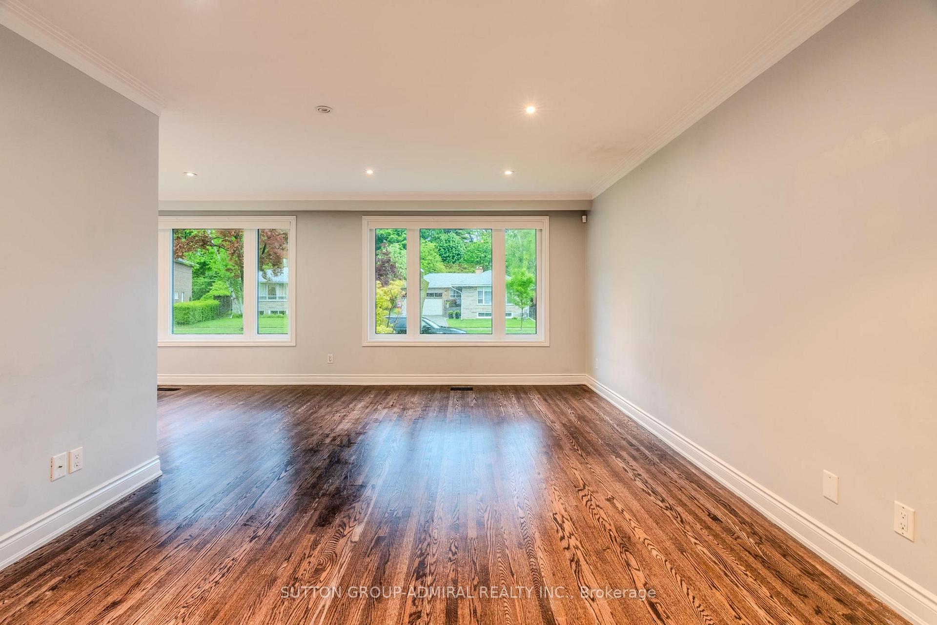 Photo 5 of 14 Fabian Place, Etobicoke, Humber Heights — HOMEH