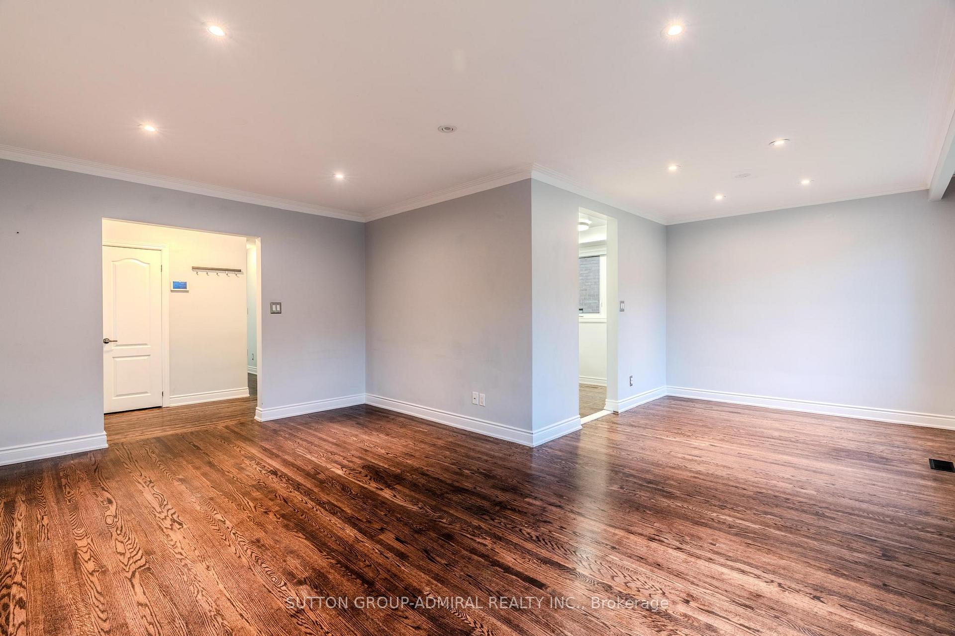 Photo 2 of 14 Fabian Place, Etobicoke, Humber Heights — HOMEH