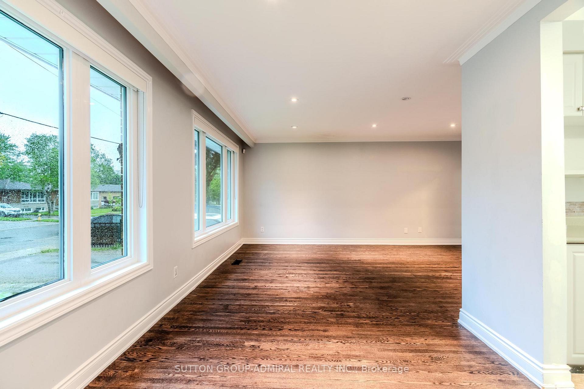 Photo 4 of 14 Fabian Place, Etobicoke, Humber Heights — HOMEH