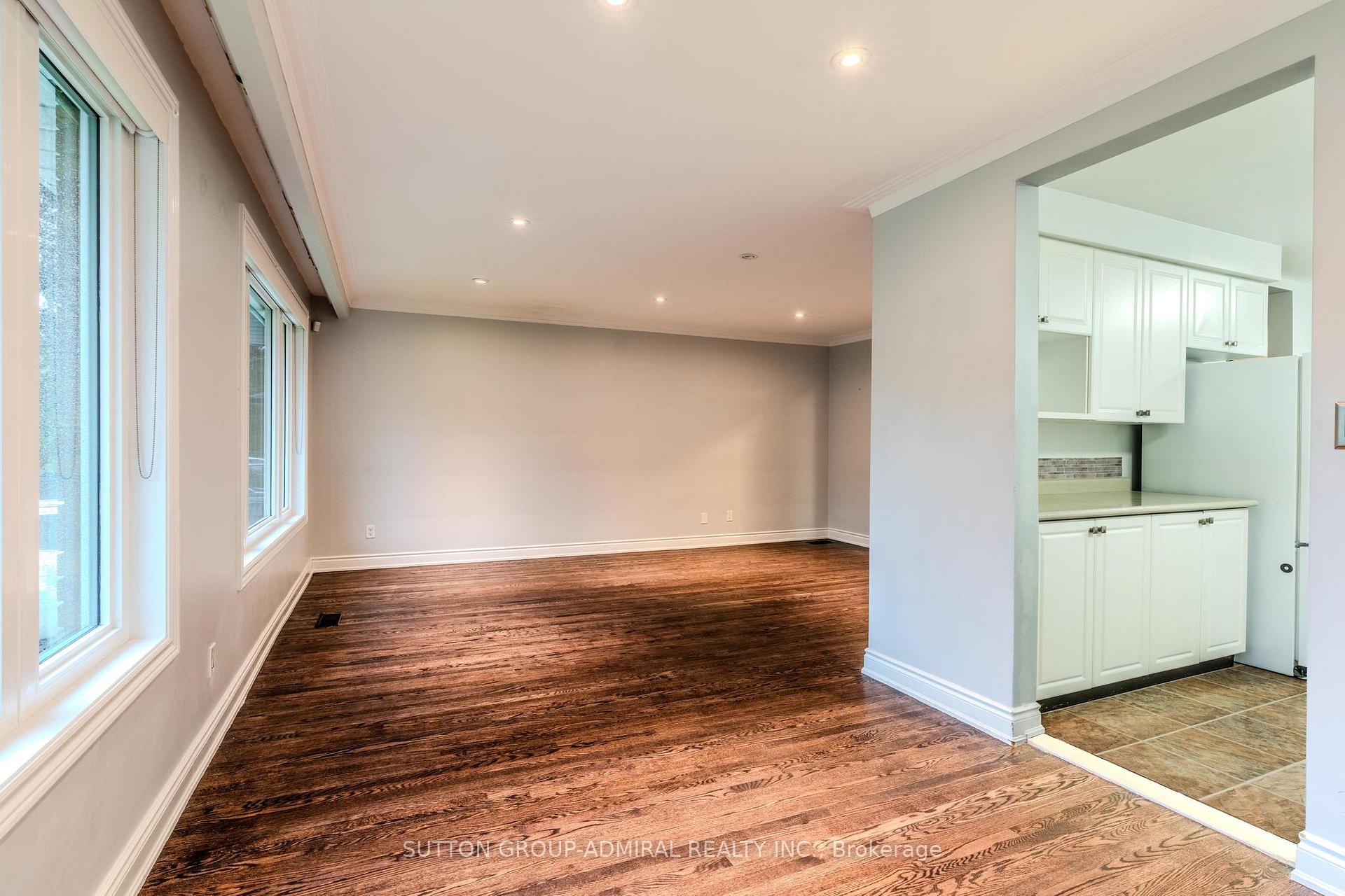 Photo 17 of 14 Fabian Place, Etobicoke, Humber Heights — HOMEH