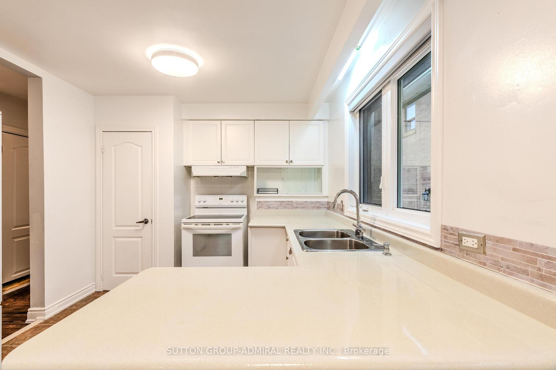 Photo 31 of 14 Fabian Place, Etobicoke, Humber Heights — HOMEH