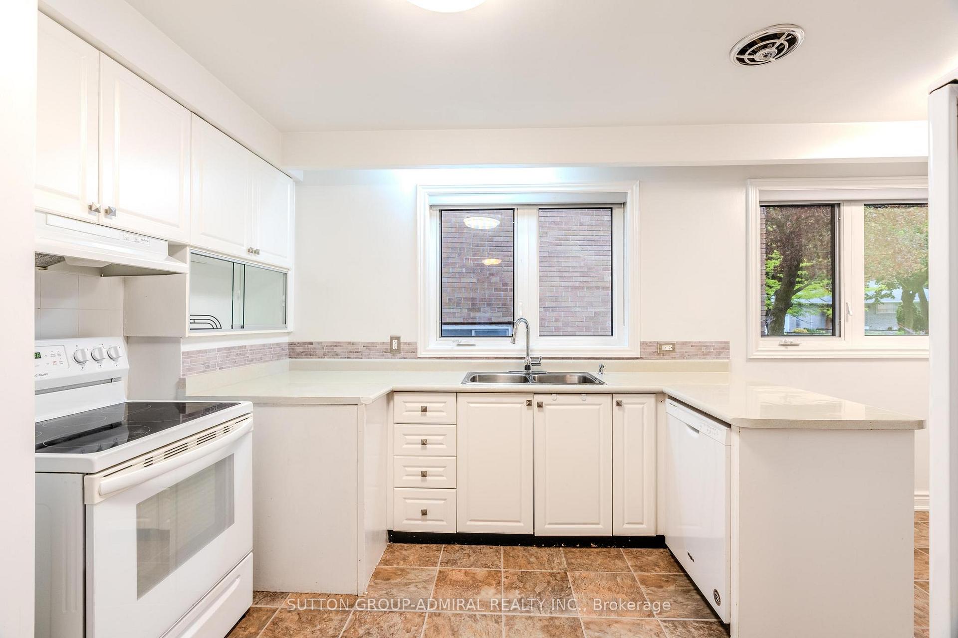 Photo 8 of 14 Fabian Place, Etobicoke, Humber Heights — HOMEH