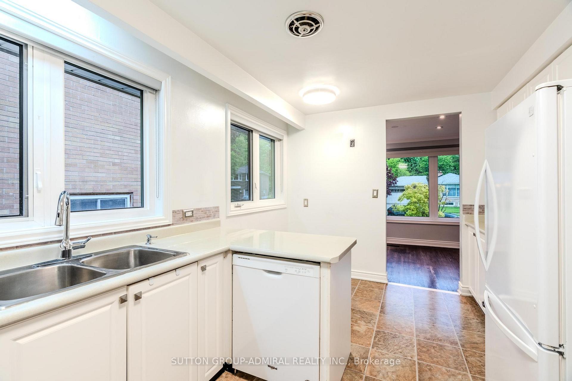 Photo 7 of 14 Fabian Place, Etobicoke, Humber Heights — HOMEH
