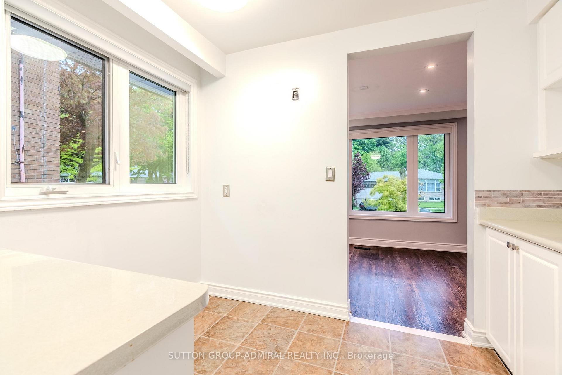 Photo 11 of 14 Fabian Place, Etobicoke, Humber Heights — HOMEH