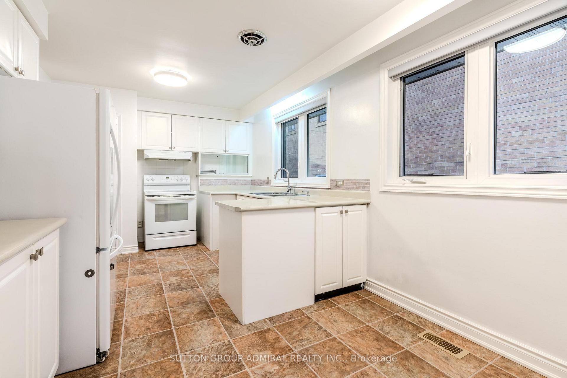 Photo 10 of 14 Fabian Place, Etobicoke, Humber Heights — HOMEH