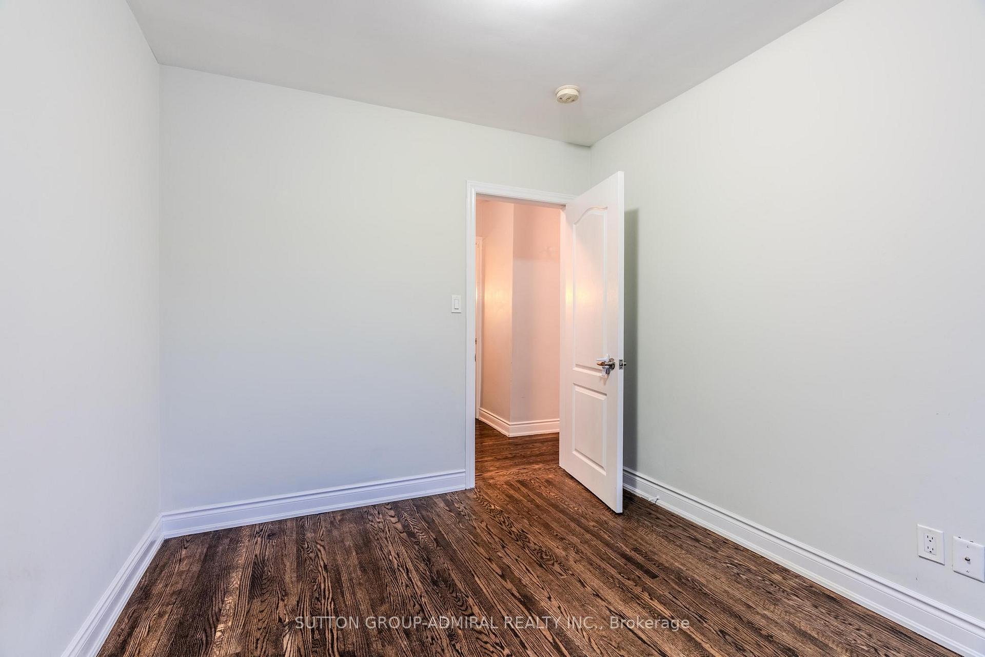 Photo 32 of 14 Fabian Place, Etobicoke, Humber Heights — HOMEH
