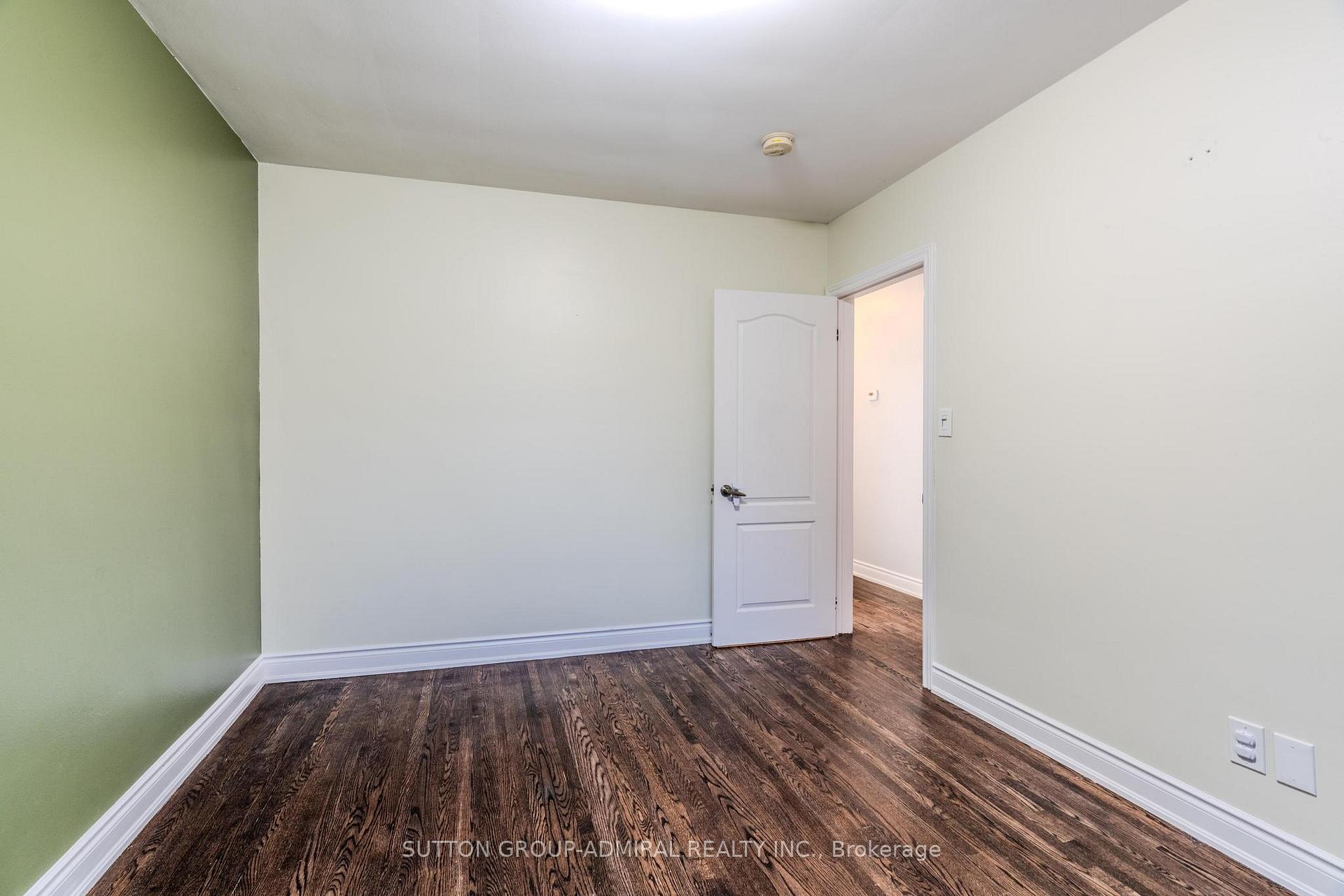 Photo 9 of 14 Fabian Place, Etobicoke, Humber Heights — HOMEH