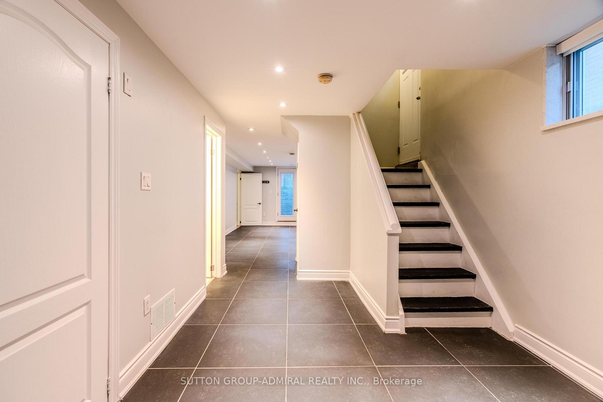 Photo 16 of 14 Fabian Place, Etobicoke, Humber Heights — HOMEH
