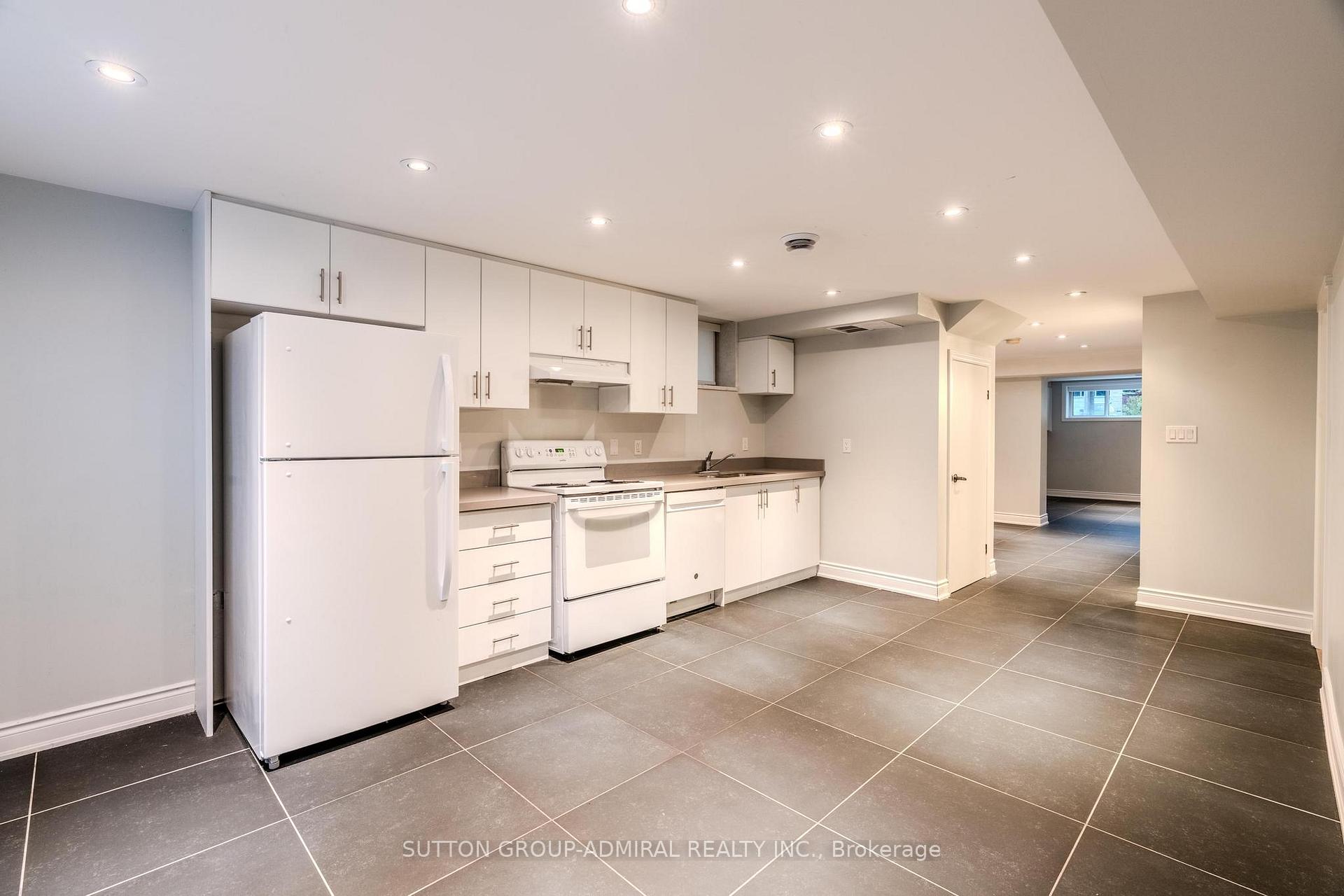 Photo 19 of 14 Fabian Place, Etobicoke, Humber Heights — HOMEH