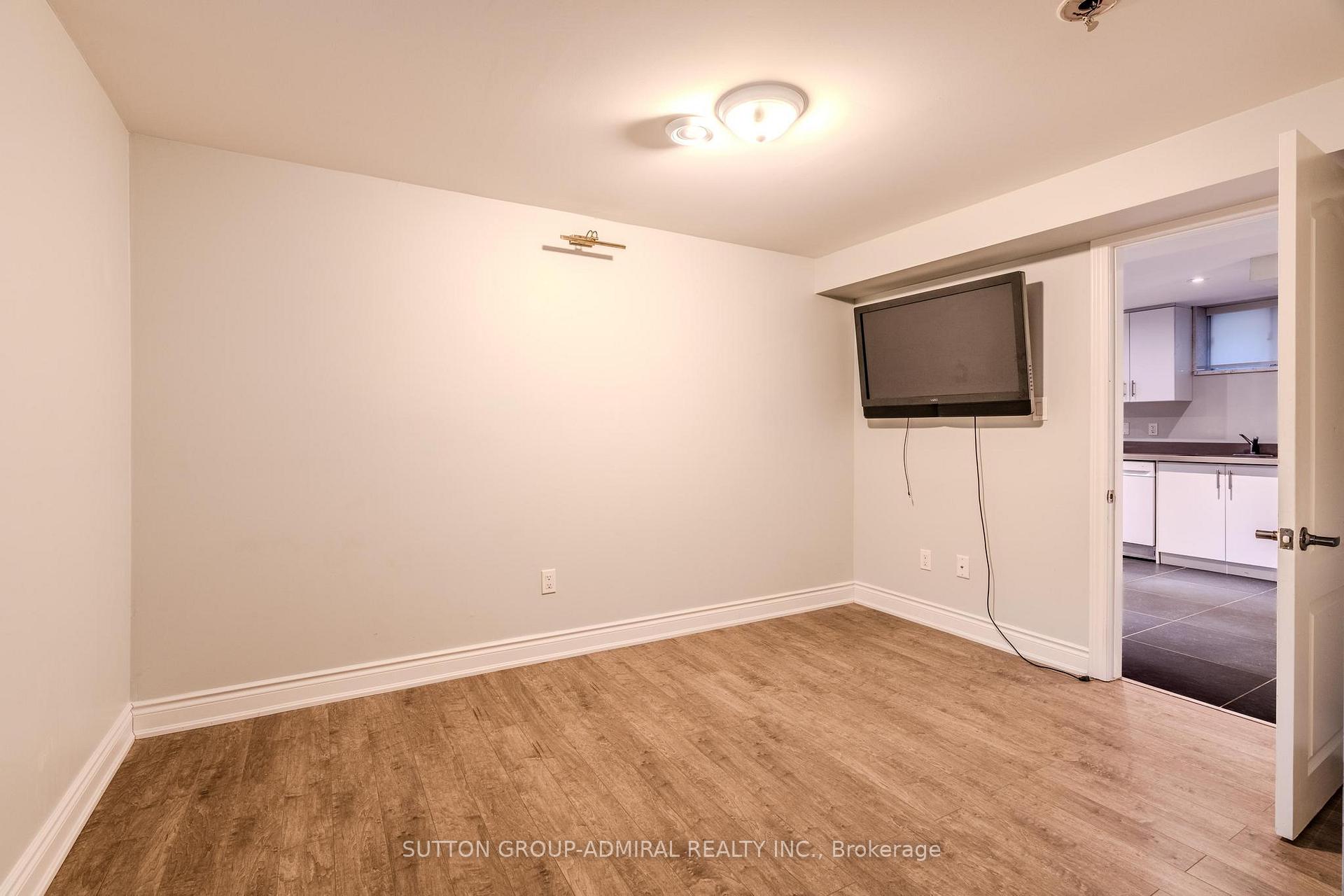 Photo 24 of 14 Fabian Place, Etobicoke, Humber Heights — HOMEH