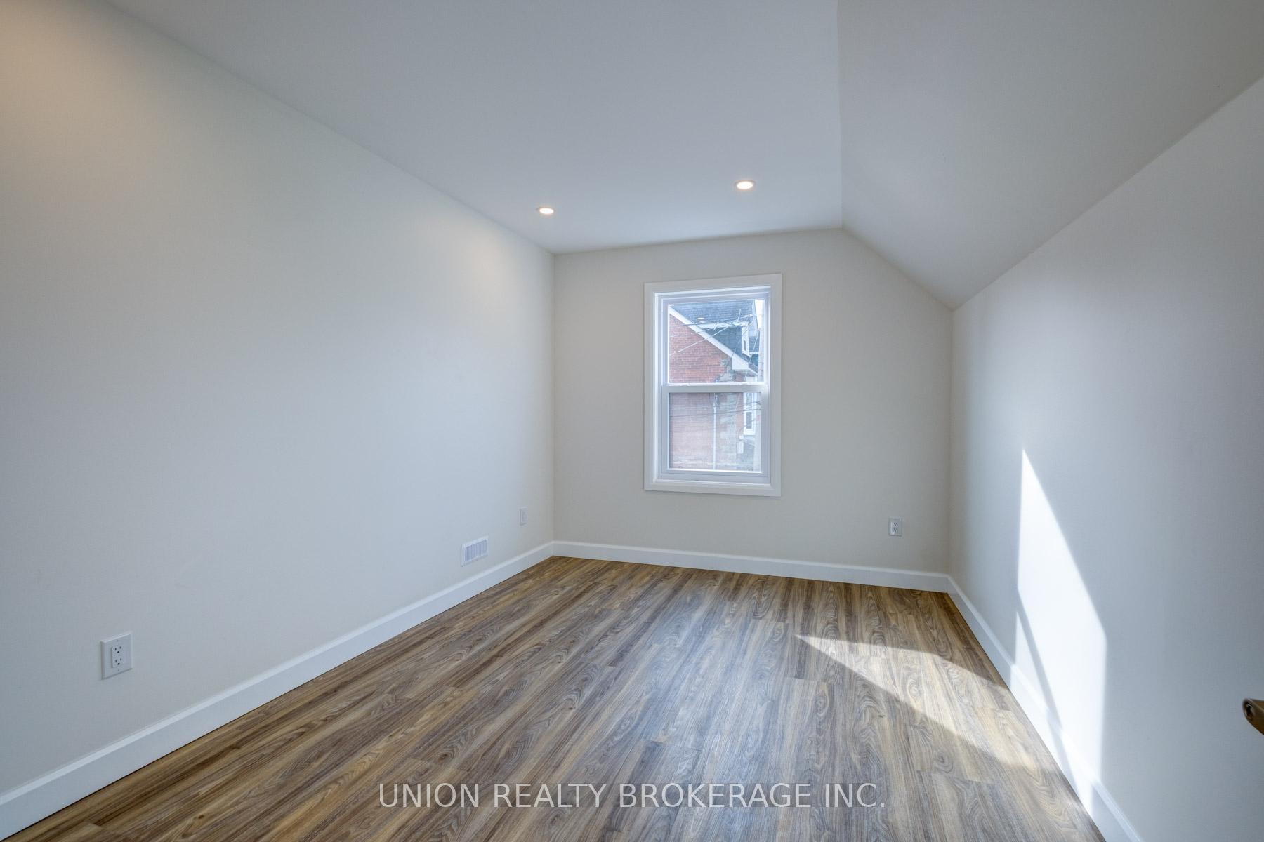 Photo 3 of Unit #UPPER, 20 Norwood Terrace, Toronto, East End-Danforth — HOMEH