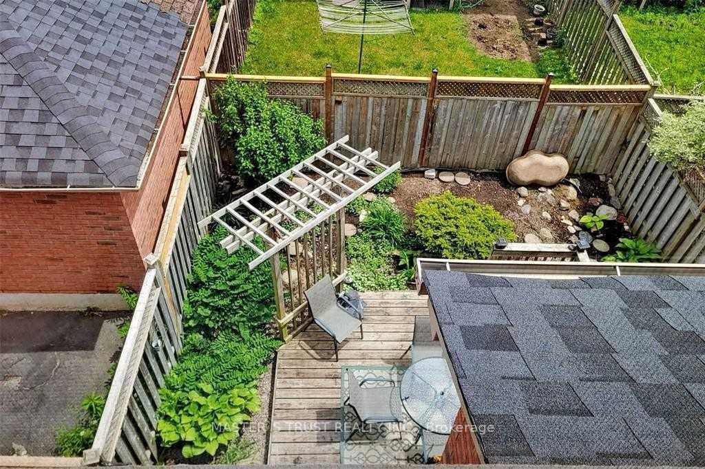 Photo 9 of 19 Henrietta Street W, Markham, Berczy — HOMEH