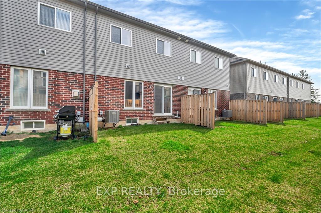 Photo 14 of 11 Garlent Avenue, Hamilton, Meadowlands — HOMEH