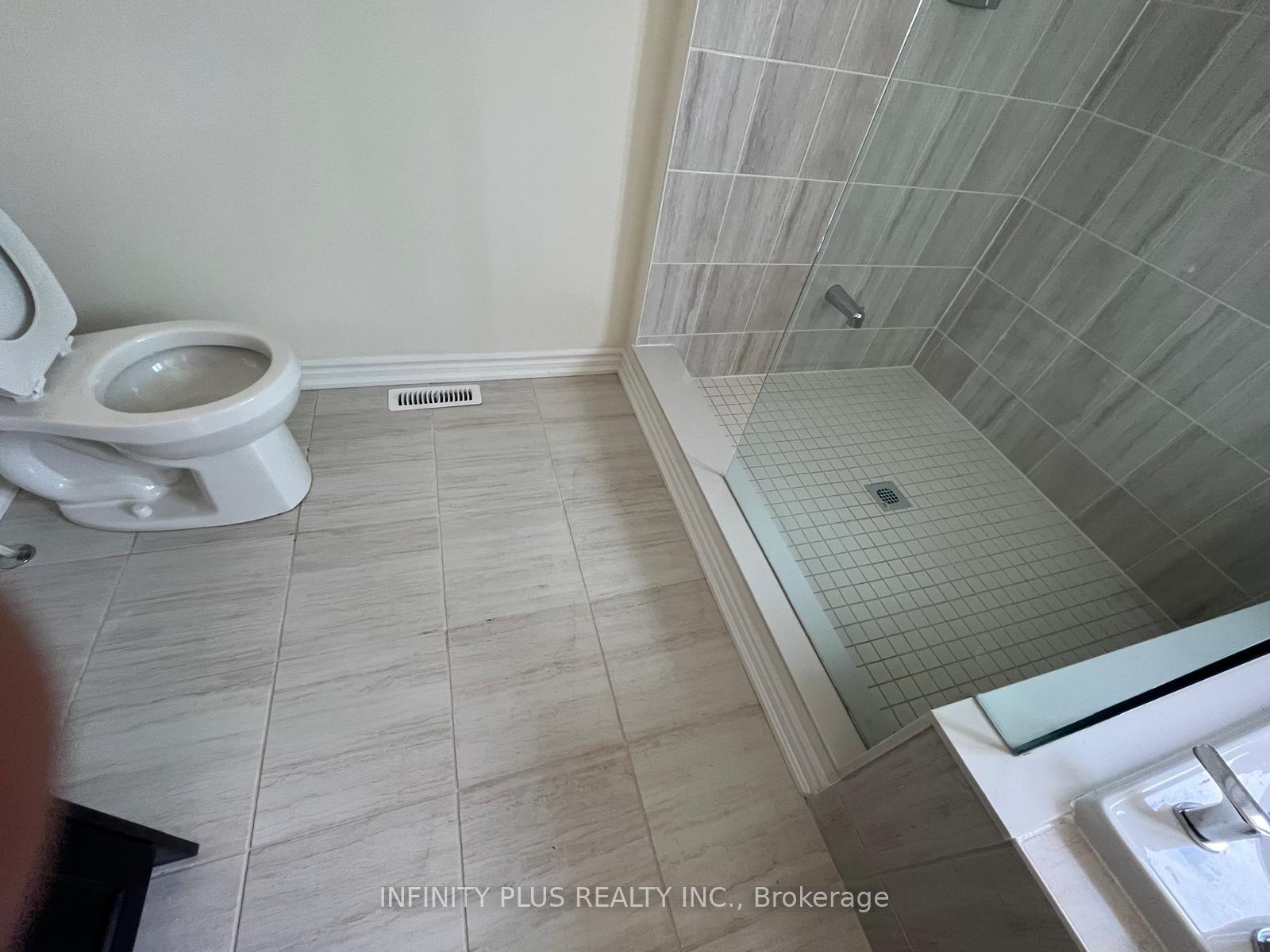 Photo 10 of Unit Upper, 16 Eastman Drive, Brampton, Credit Valley — HOMEH