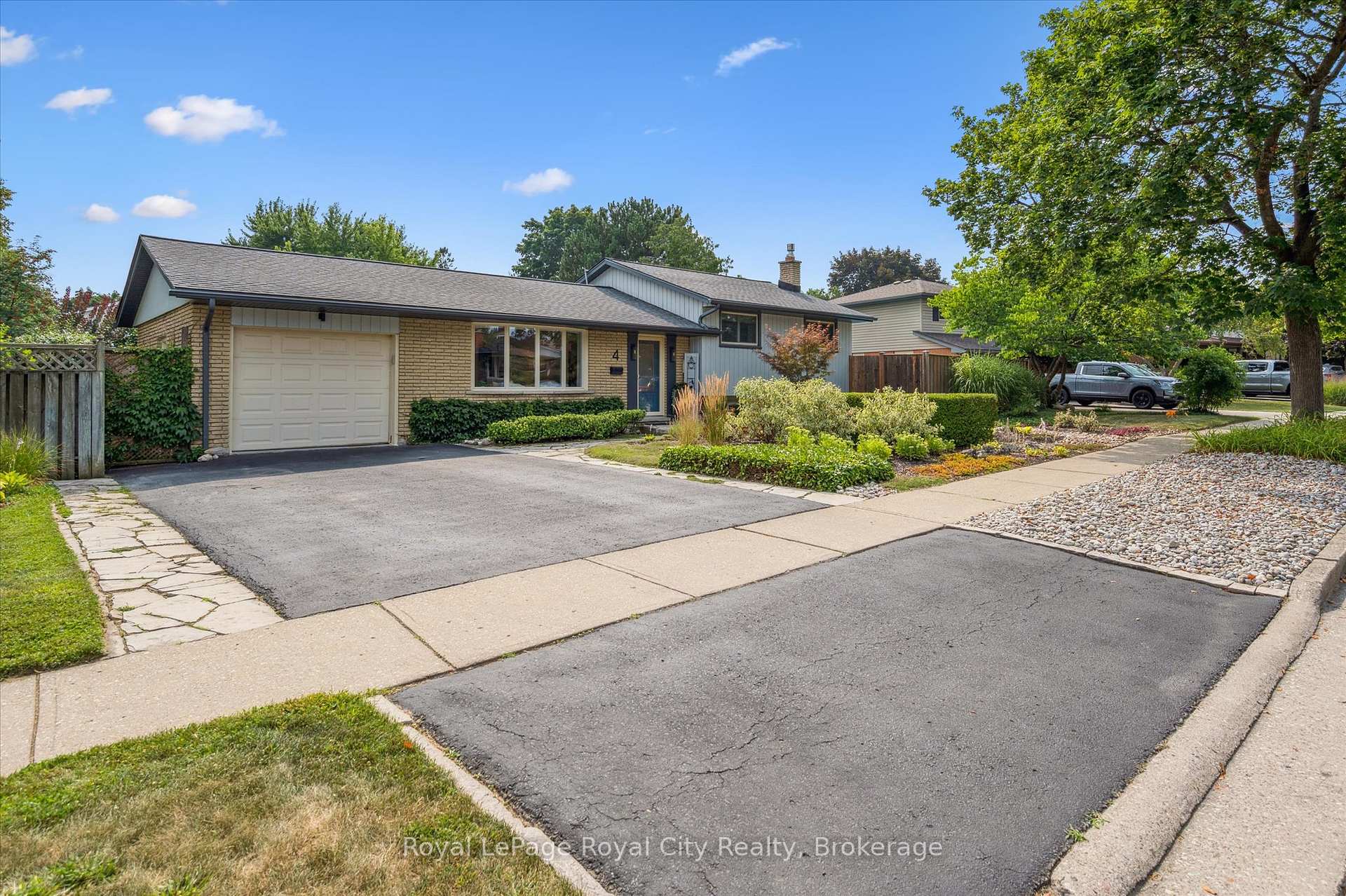 Photo 2 of 4 Carnaby Crescent, Guelph, Dovercliffe Park/Old University — HOMEH