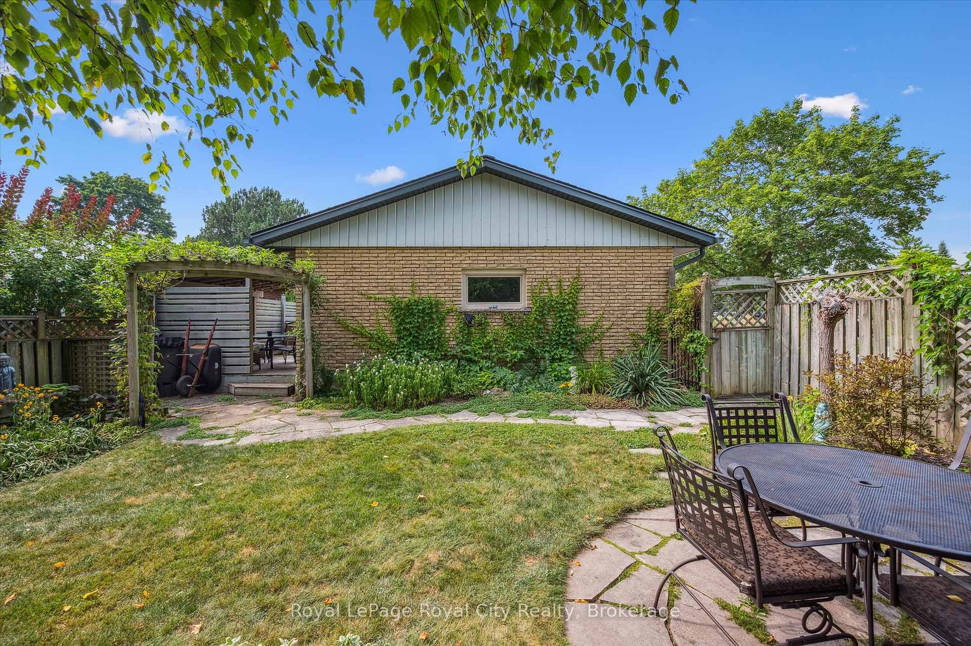 Photo 42 of 4 Carnaby Crescent, Guelph, Dovercliffe Park/Old University — HOMEH