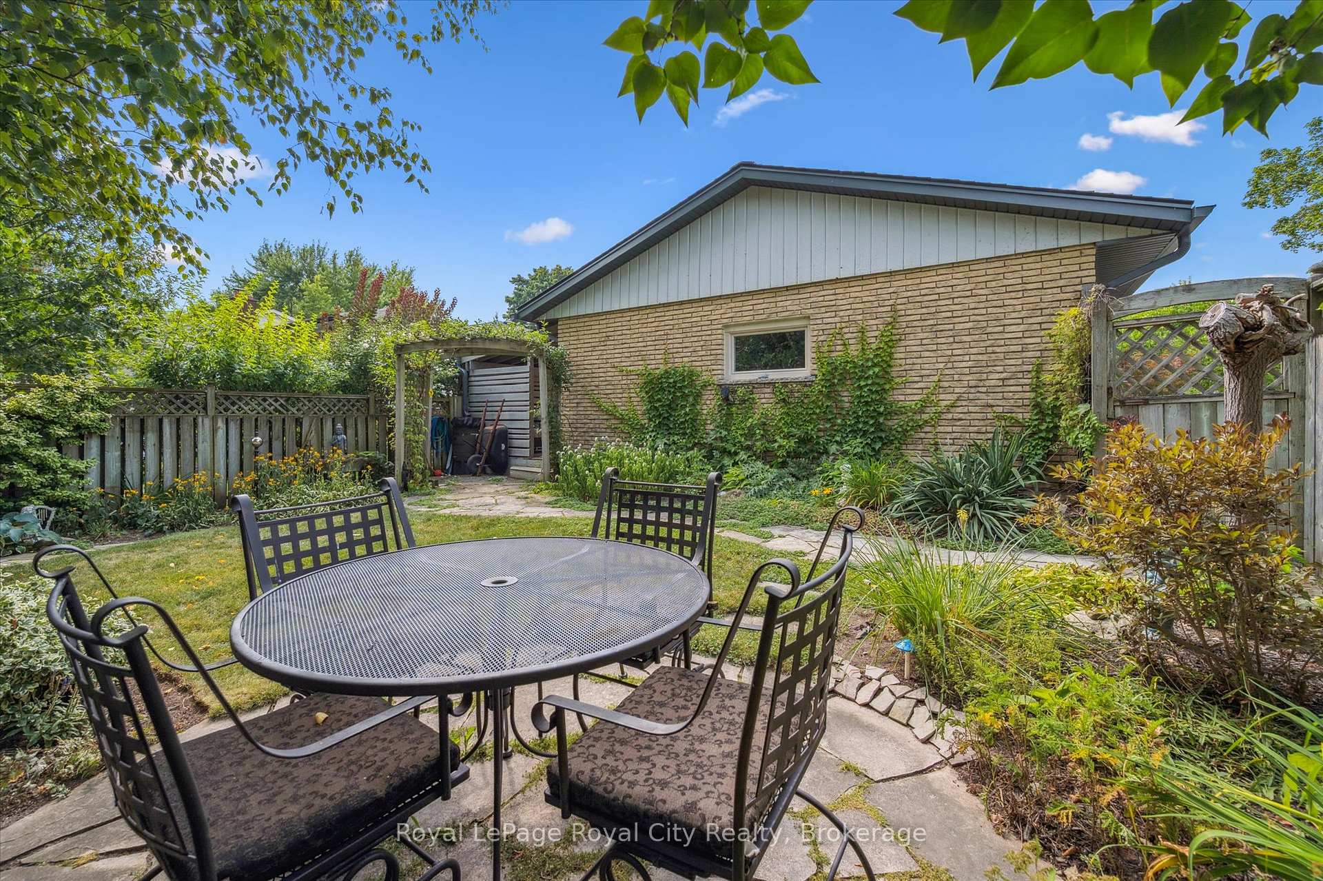 Photo 44 of 4 Carnaby Crescent, Guelph, Dovercliffe Park/Old University — HOMEH
