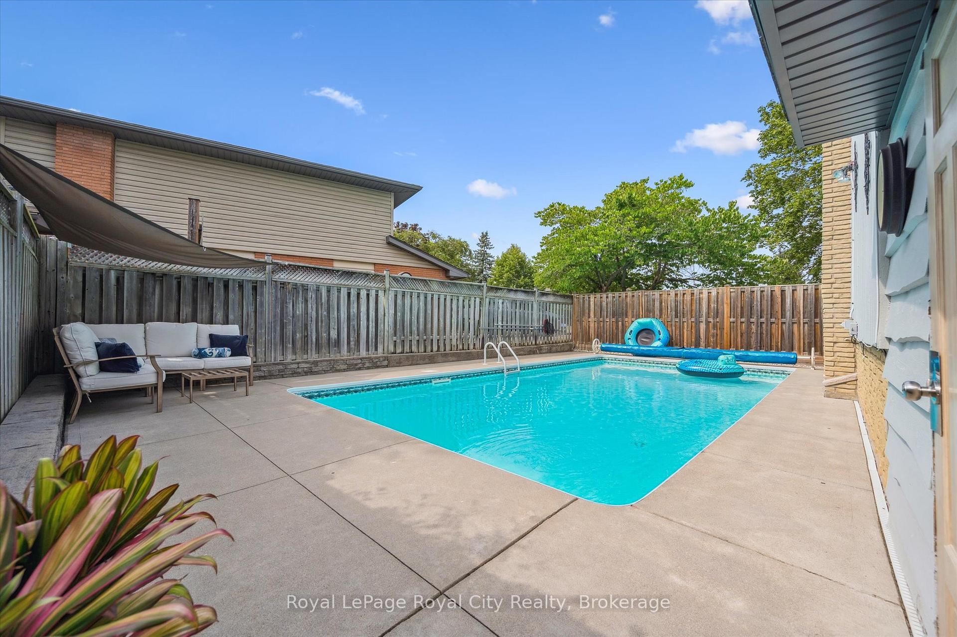 Photo 46 of 4 Carnaby Crescent, Guelph, Dovercliffe Park/Old University — HOMEH
