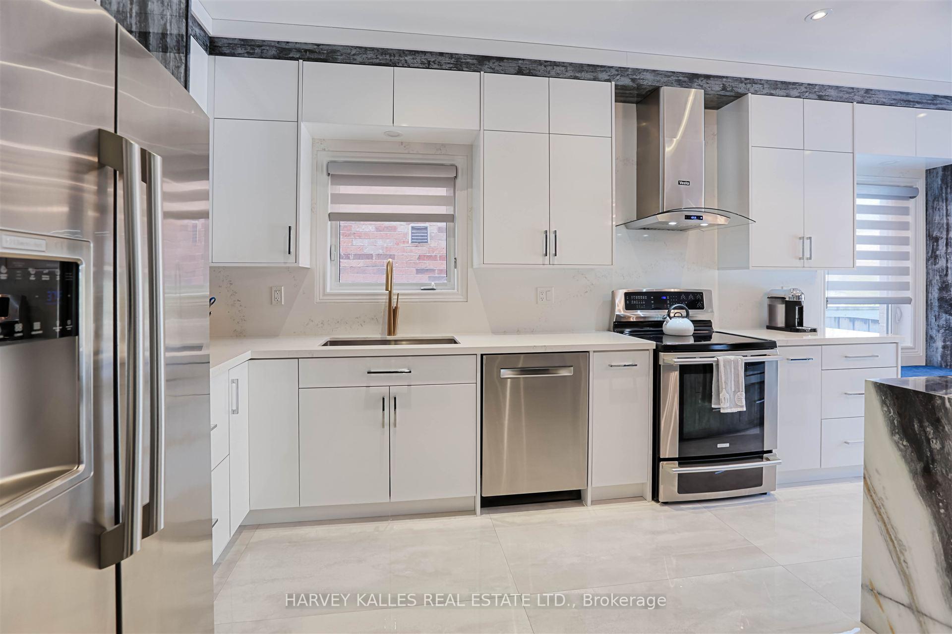Photo 16 of 36 Canyon Gate Crescent, Vaughan, Maple — HOMEH