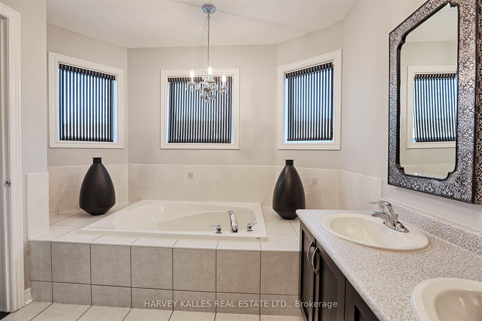 Photo 17 of 36 Canyon Gate Crescent, Vaughan, Maple — HOMEH