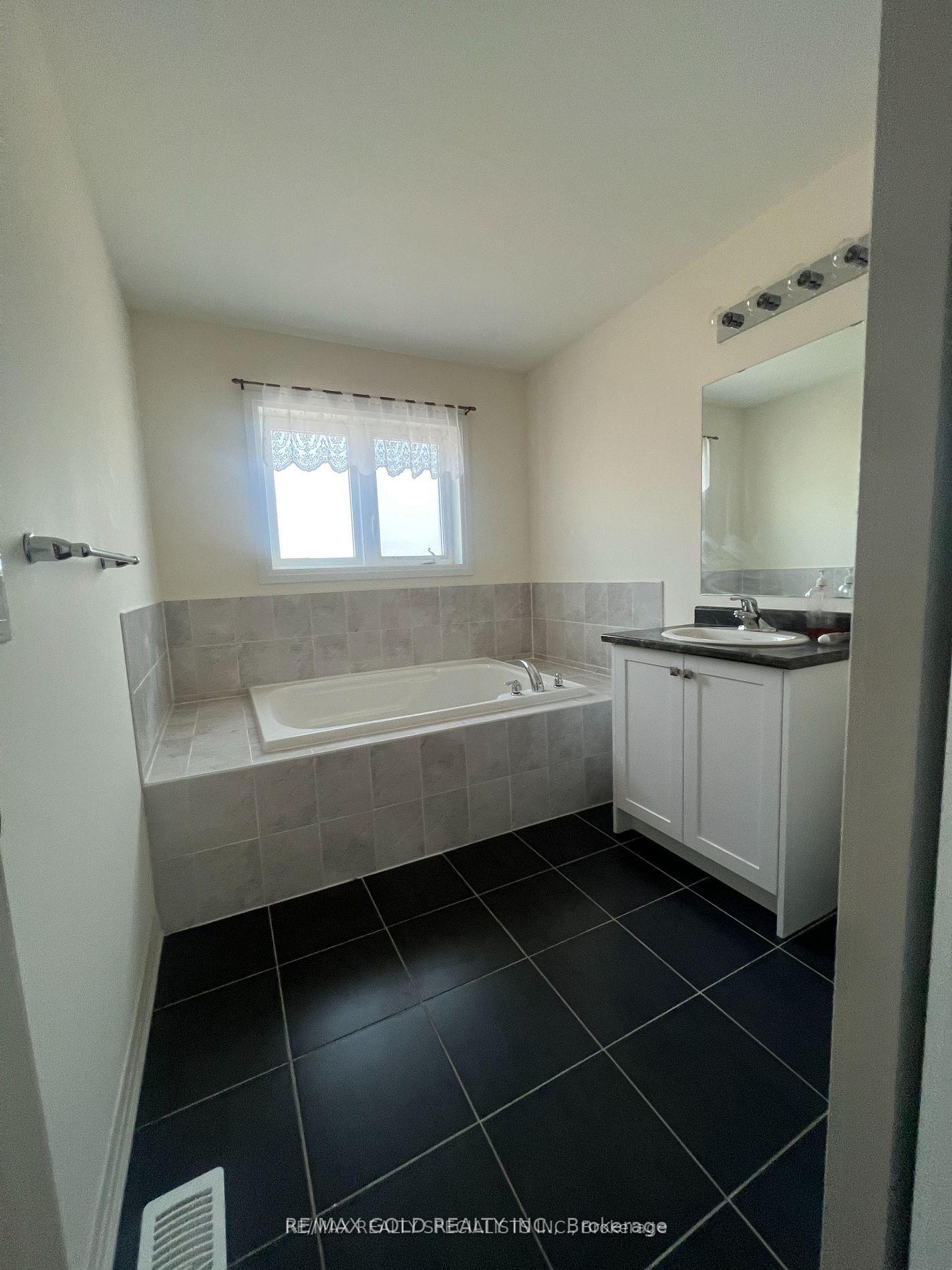 Photo 17 of 30 Brixham Lane, Brampton, Northwest Brampton — HOMEH