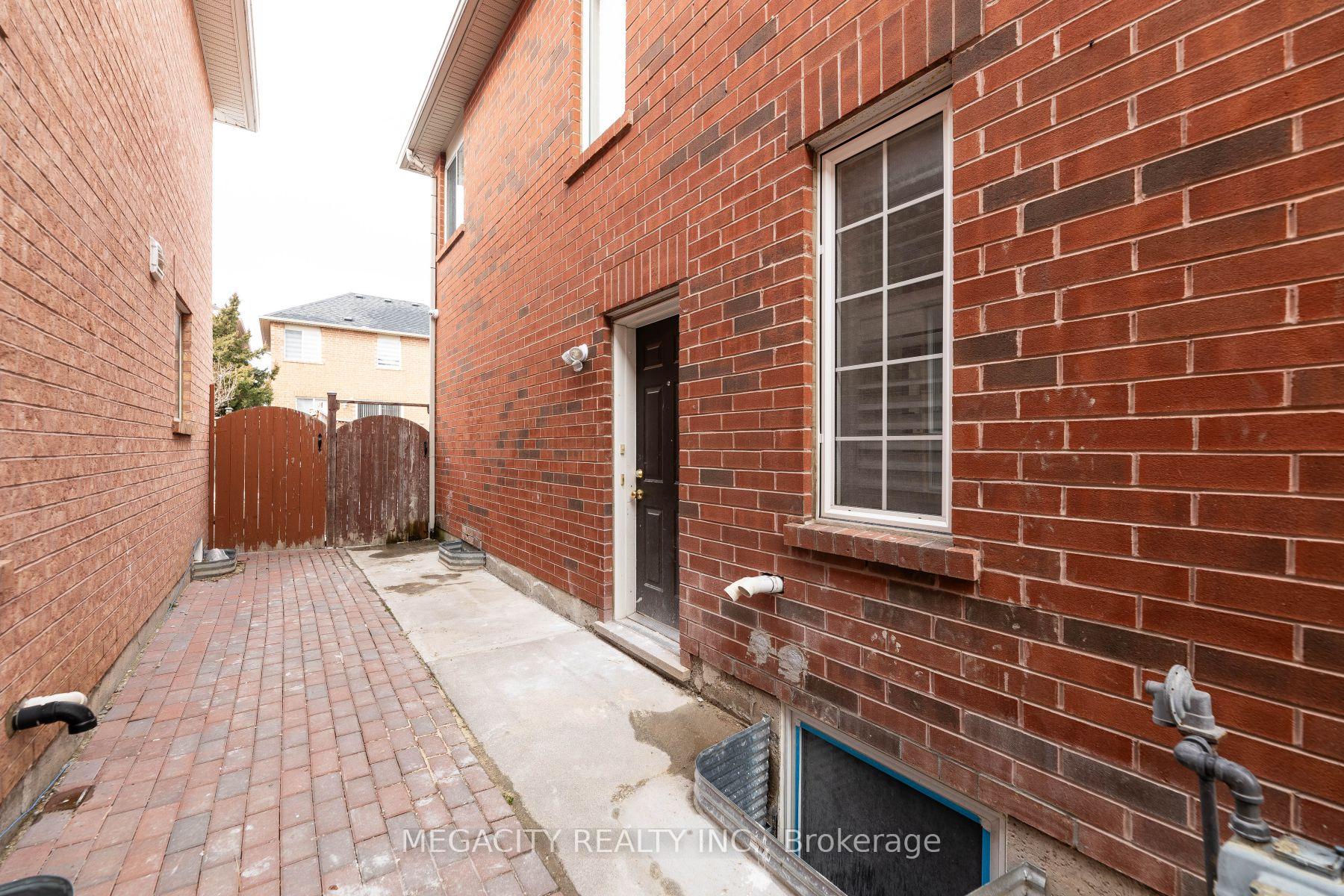 Photo 23 of 33 Slipneedle Street N, Brampton, Gore Industrial North — HOMEH