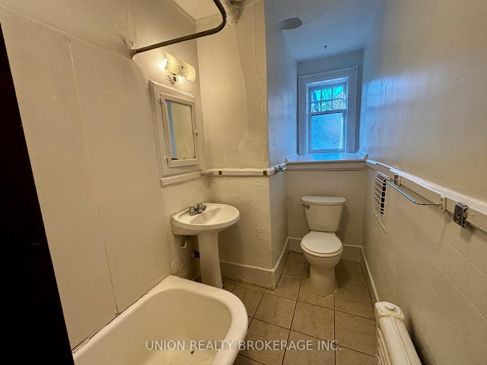 Photo 2 of Unit 5, 59 Balsam Avenue, Toronto, The Beaches — HOMEH