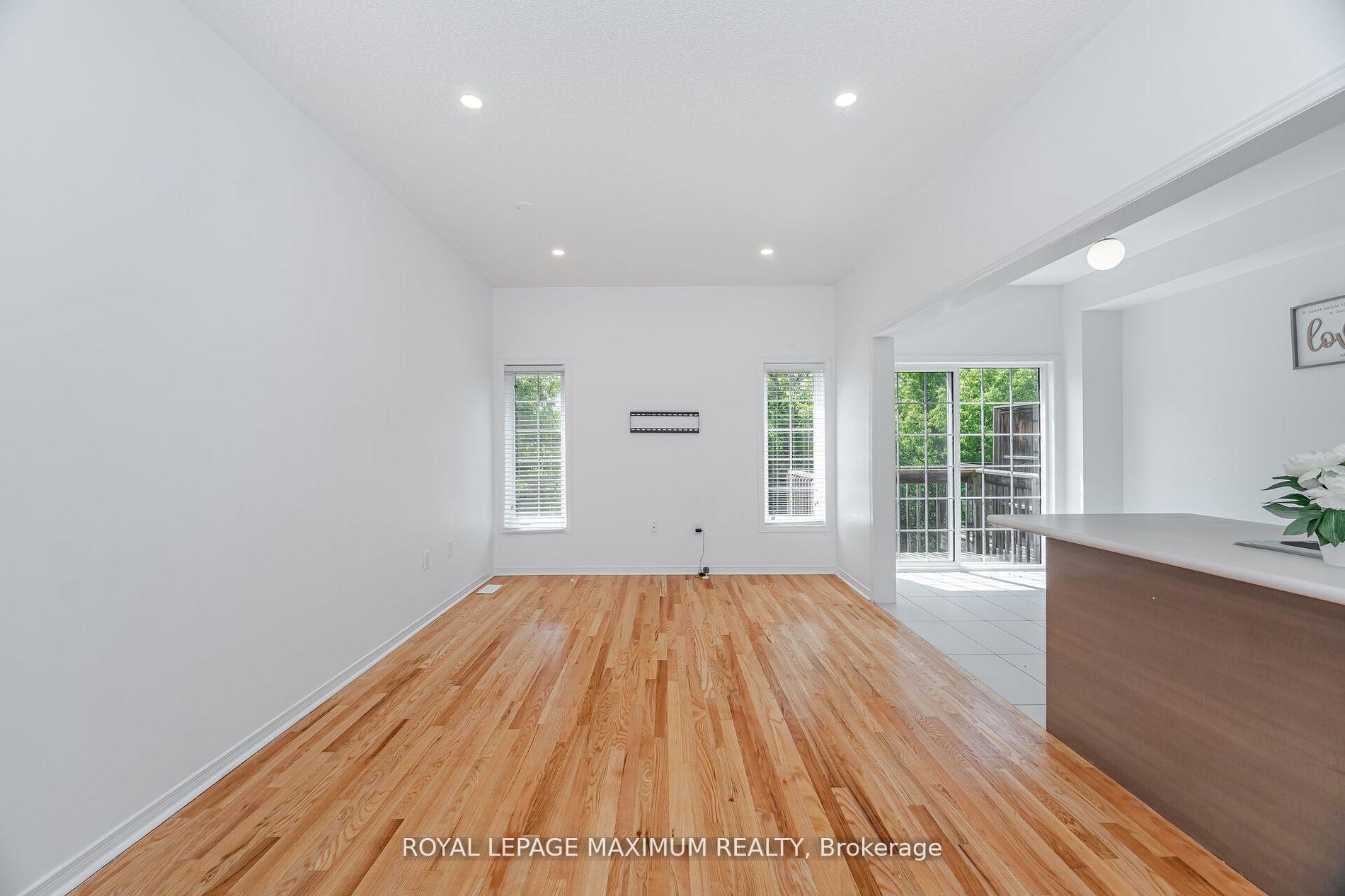 Photo 4 of 58 Gentile Circle, Vaughan, Elder Mills — HOMEH