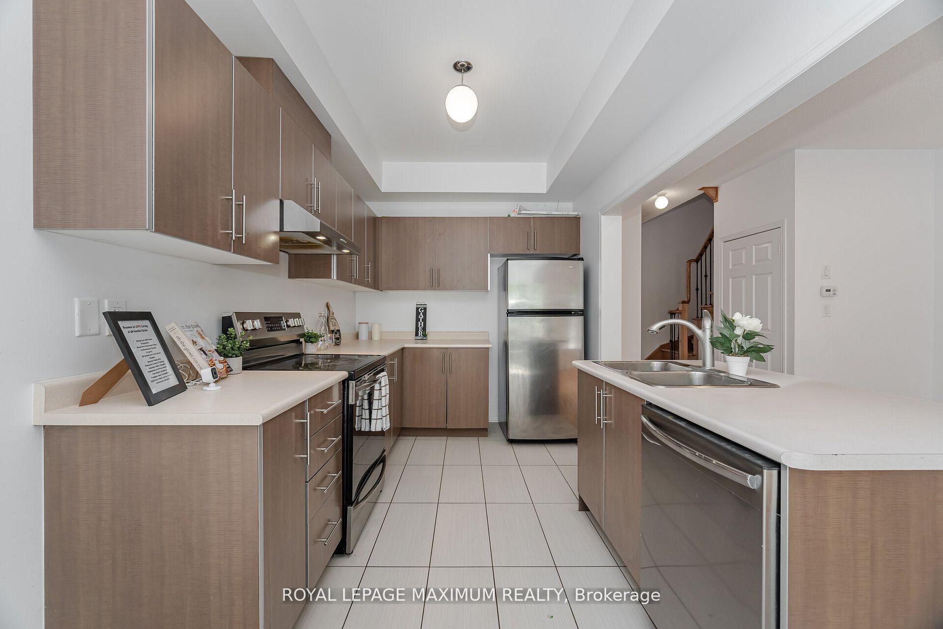 Photo 17 of 58 Gentile Circle, Vaughan, Elder Mills — HOMEH