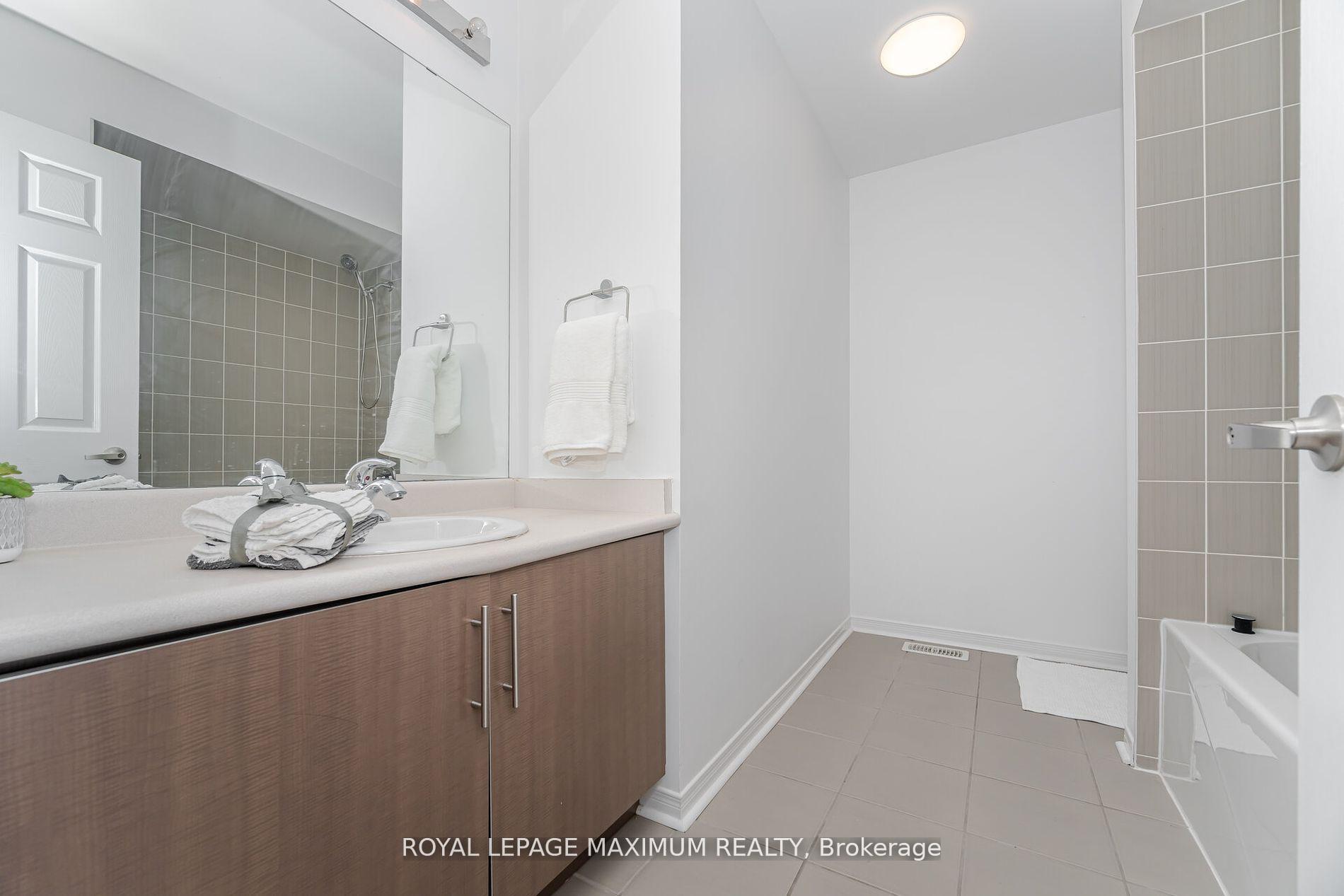 Photo 14 of 58 Gentile Circle, Vaughan, Elder Mills — HOMEH
