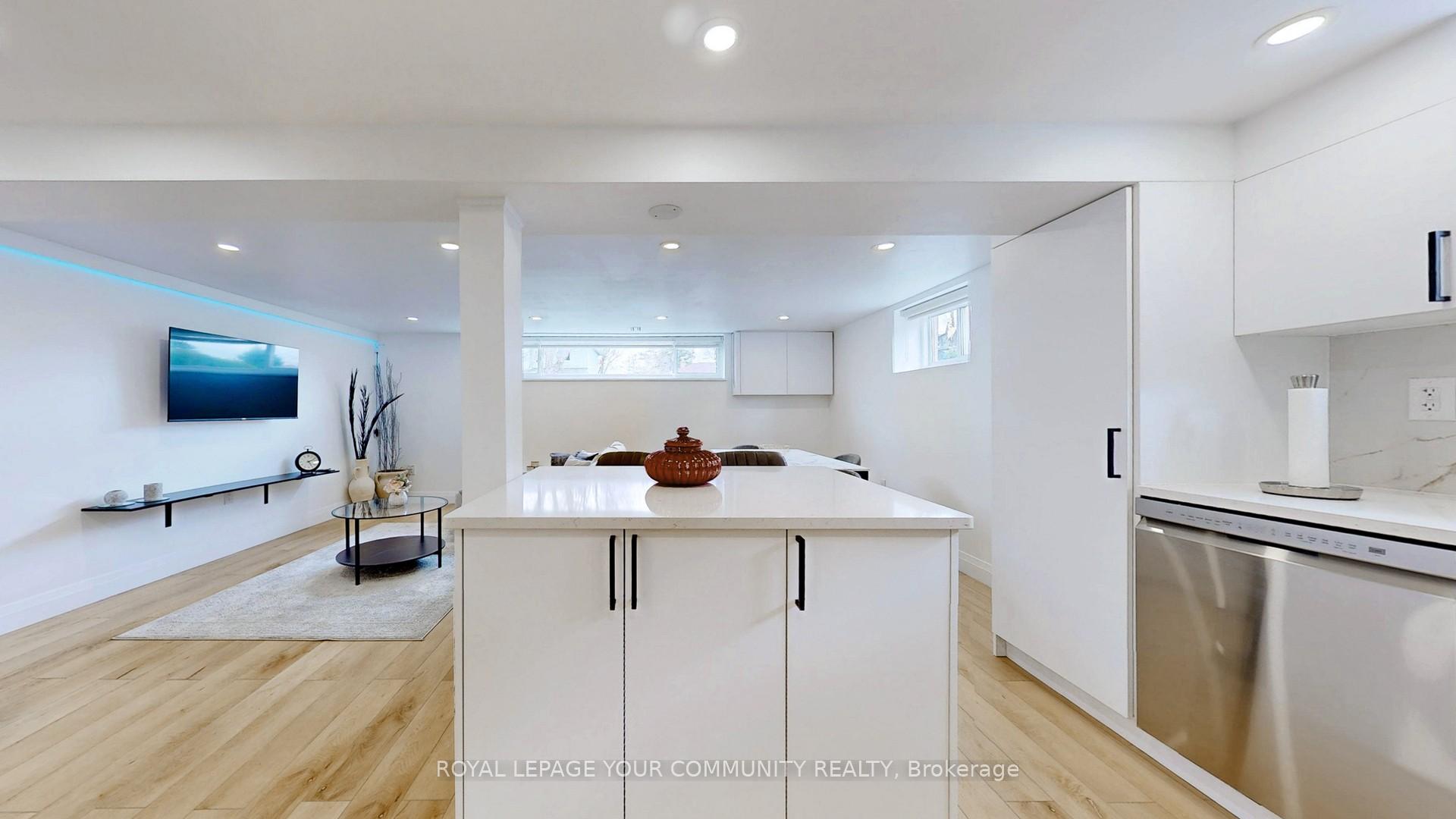 Photo 13 of Unit Lower, 24 Collins Crescent, Aurora, Aurora Heights — HOMEH