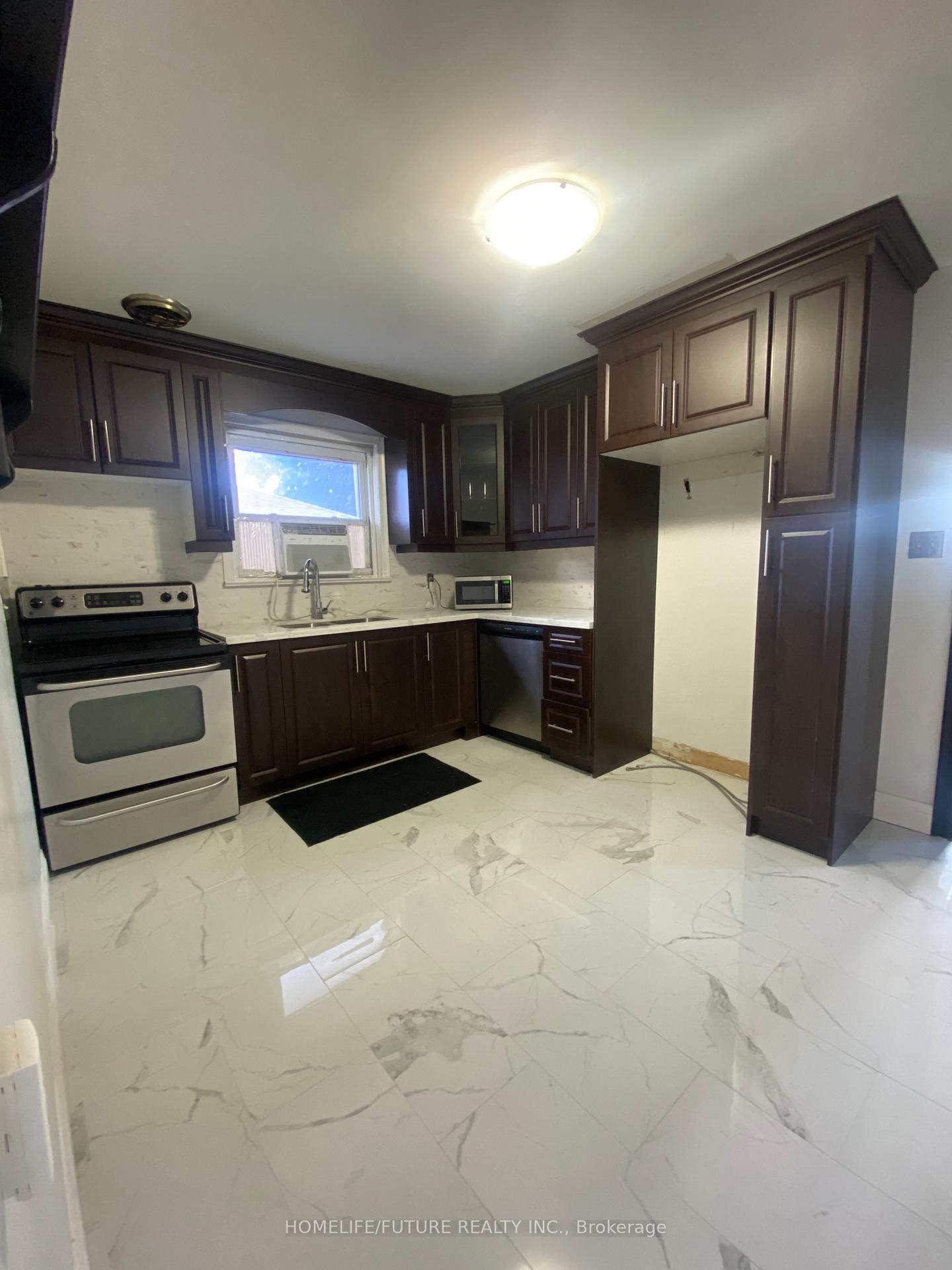 Photo 3 of Unit Main, 39 Sandra Street E, Oshawa, Farewell — HOMEH