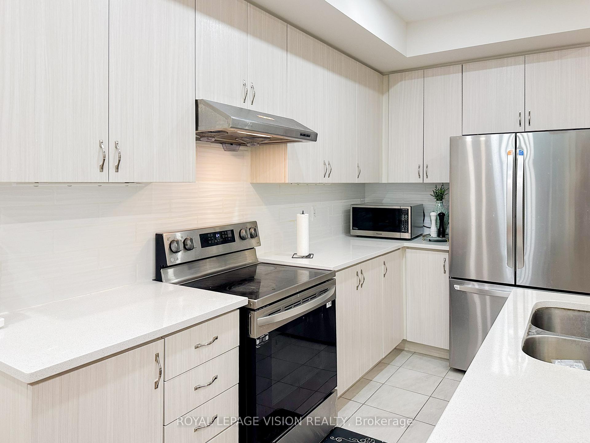Photo 8 of 11 Waterfront Crescent, Whitby, Port Whitby — HOMEH
