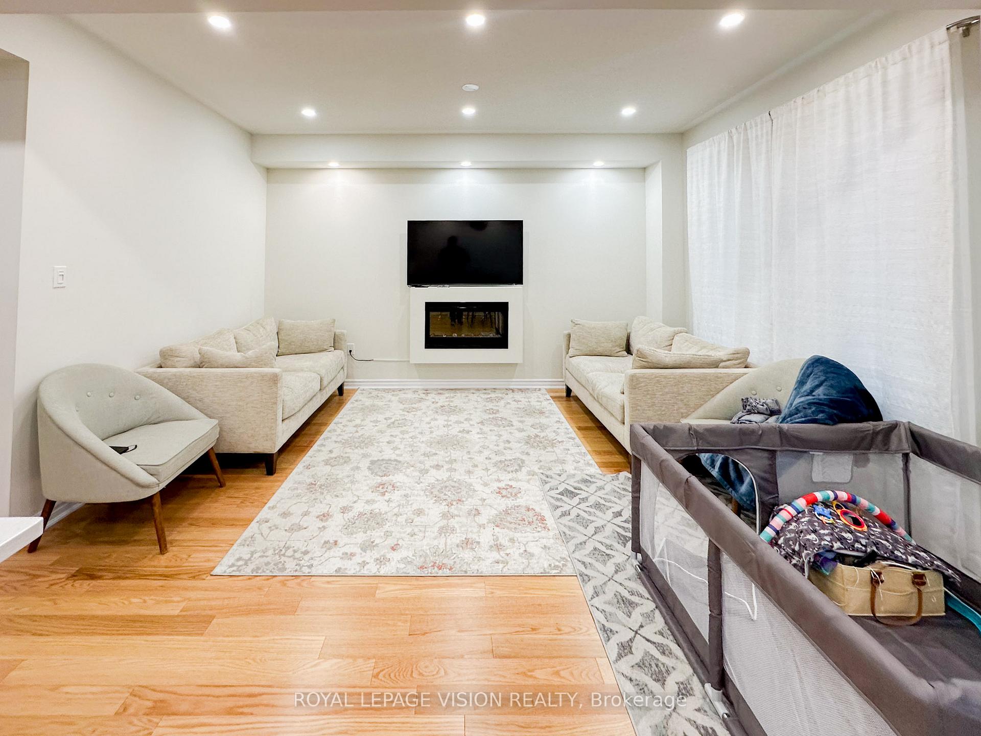 Photo 2 of 11 Waterfront Crescent, Whitby, Port Whitby — HOMEH