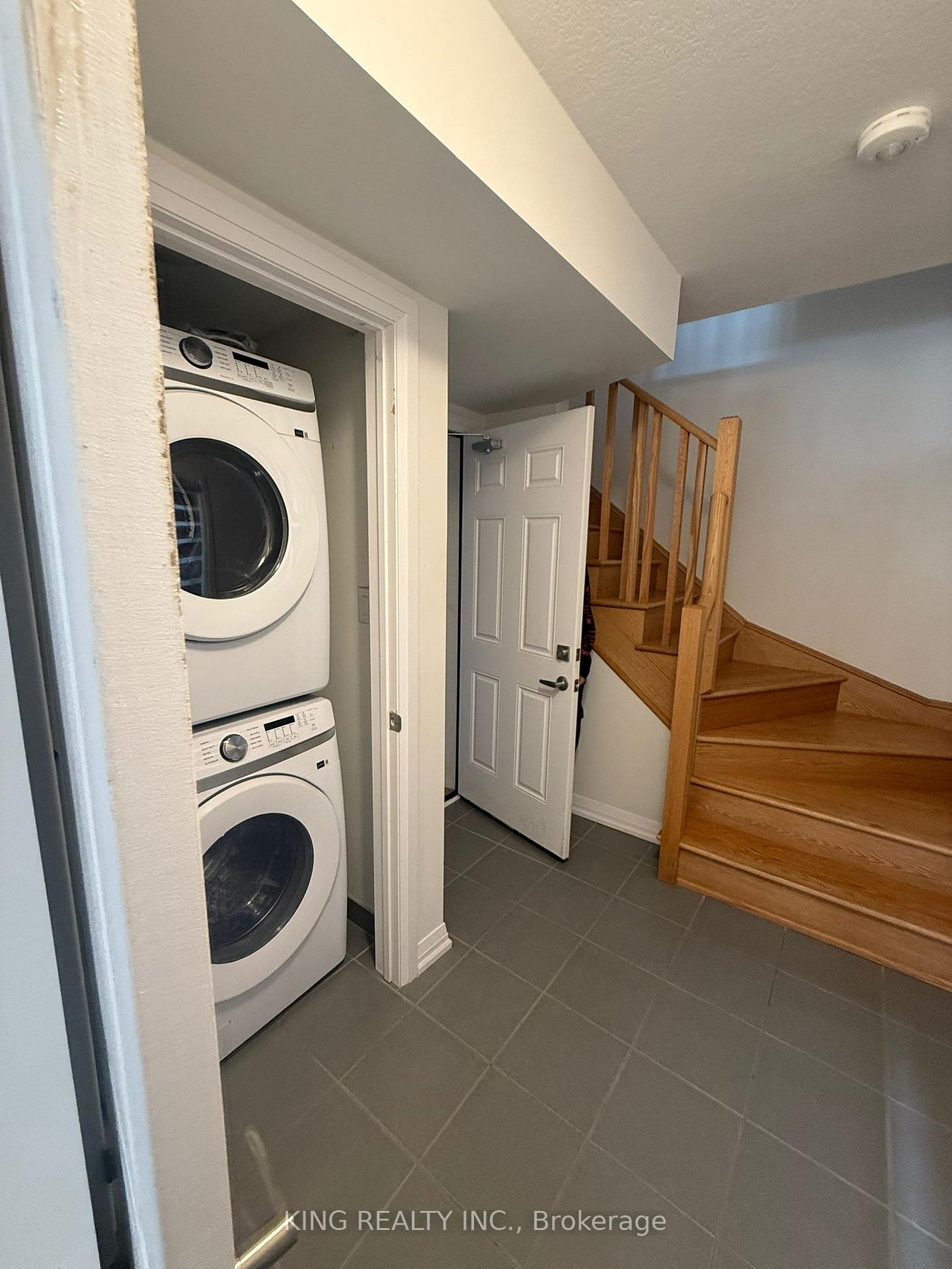 Photo 12 of 28 Norwich Crescent, Haldimand — HOMEH
