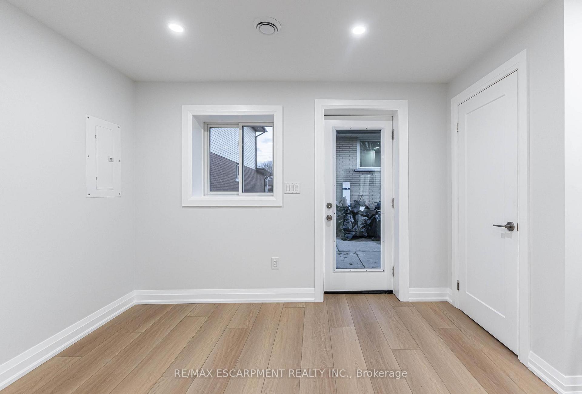 Photo 8 of Unit 3, 118 Burrwood Drive, Hamilton, Rolston — HOMEH
