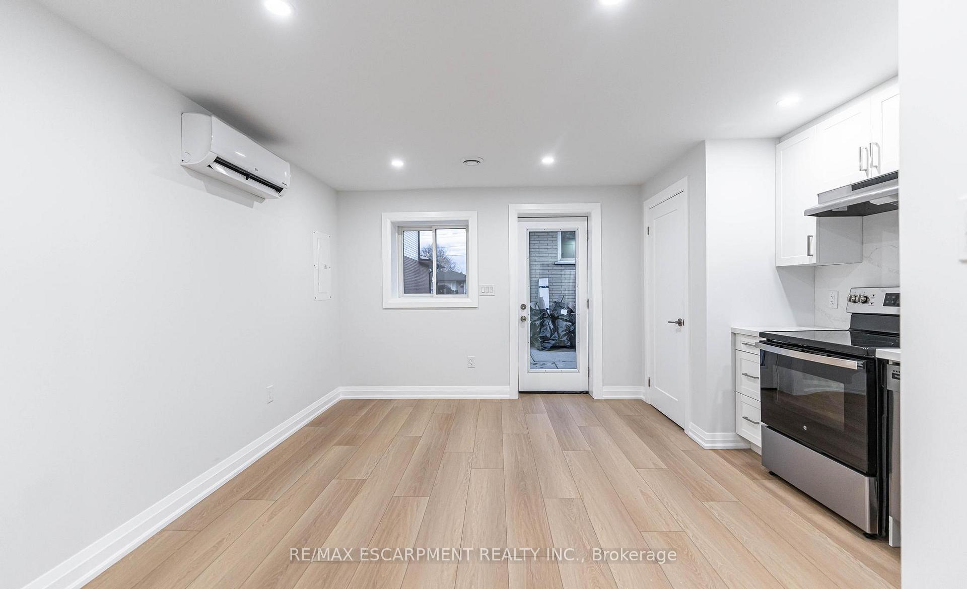 Photo 14 of Unit 3, 118 Burrwood Drive, Hamilton, Rolston — HOMEH