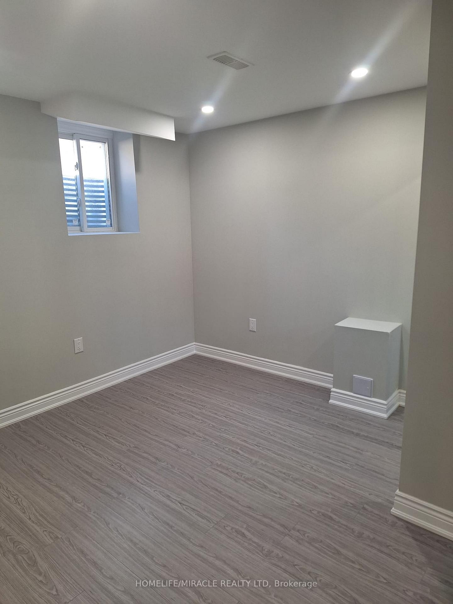 Photo 5 of 423 Edenbrook Hill Drive, Brampton, Northwest Brampton — HOMEH