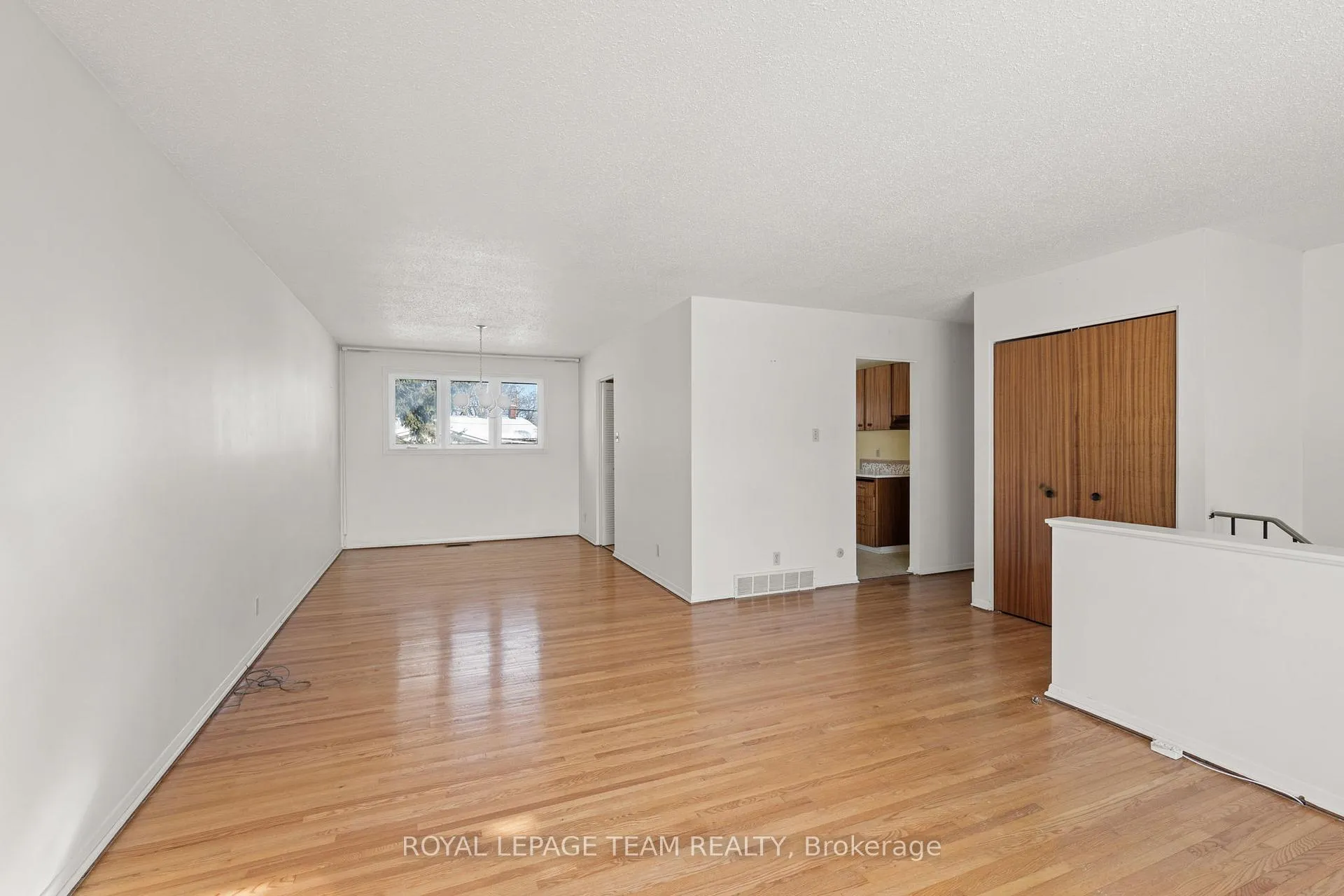 Photo 6 of 1377 Chartrand Avenue, Ottawa, Bilberry Creek/Queenswood Heights — HOMEH