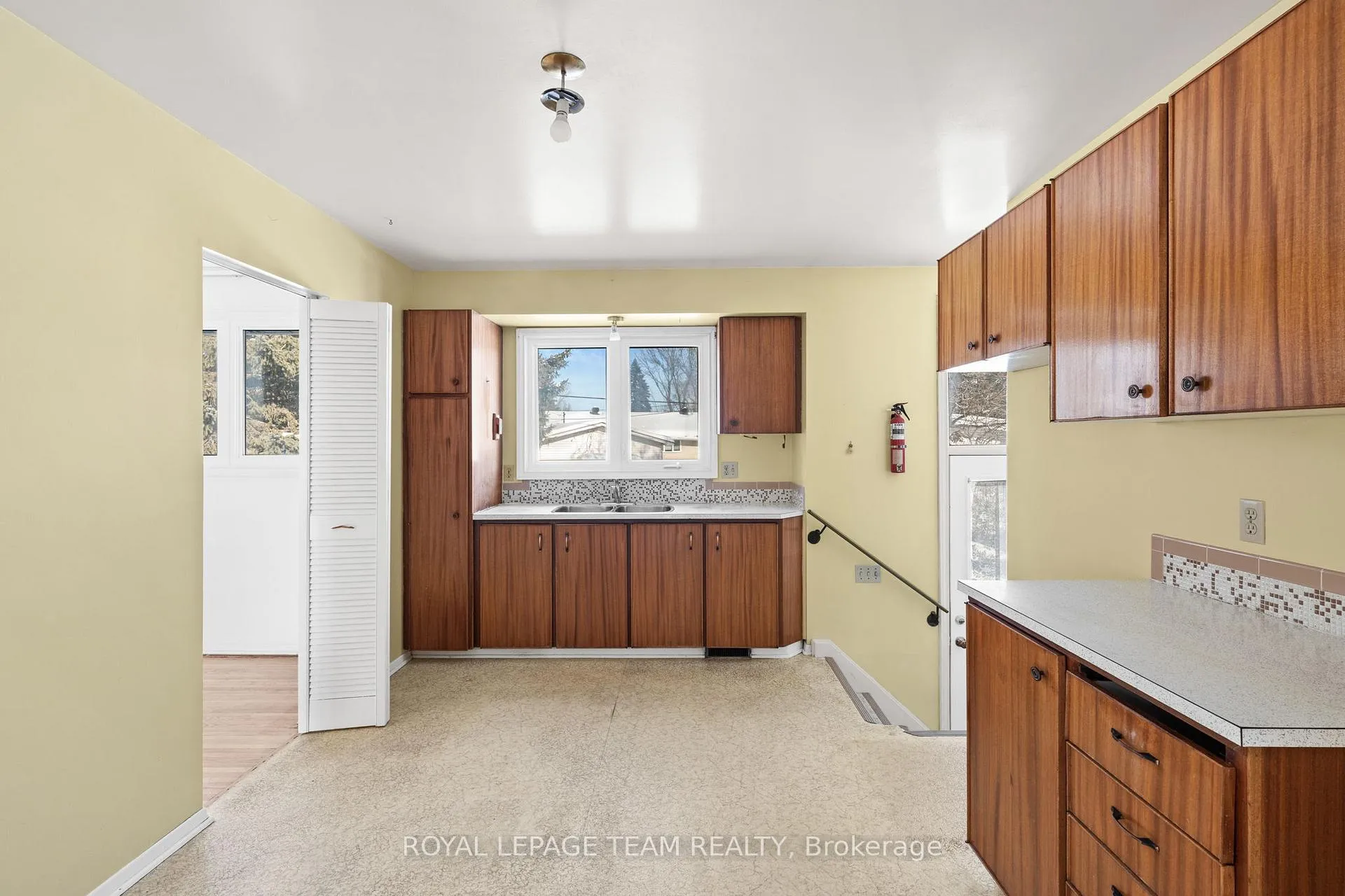 Photo 8 of 1377 Chartrand Avenue, Ottawa, Bilberry Creek/Queenswood Heights — HOMEH