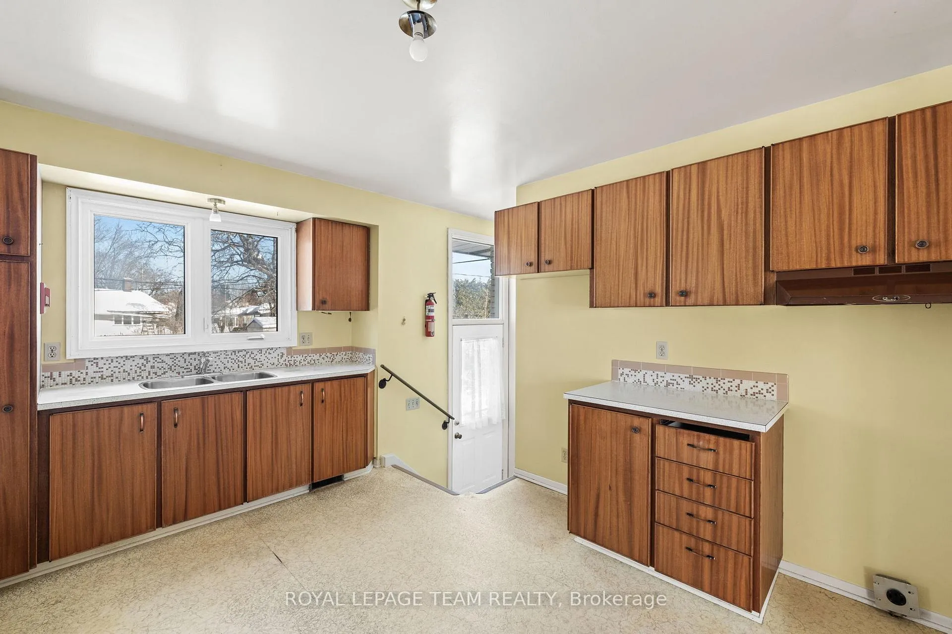 Photo 9 of 1377 Chartrand Avenue, Ottawa, Bilberry Creek/Queenswood Heights — HOMEH