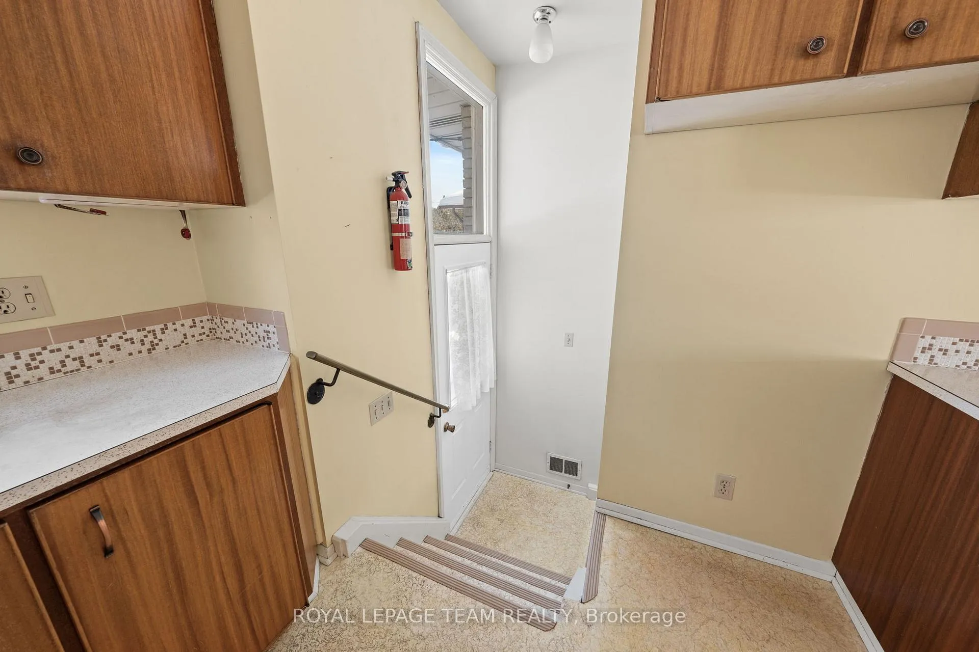 Photo 10 of 1377 Chartrand Avenue, Ottawa, Bilberry Creek/Queenswood Heights — HOMEH