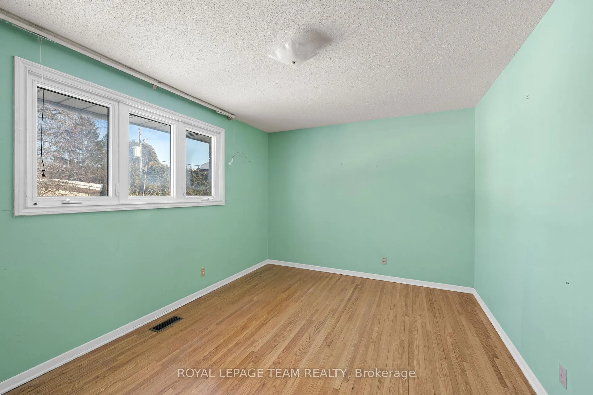 Photo 11 of 1377 Chartrand Avenue, Ottawa, Bilberry Creek/Queenswood Heights — HOMEH